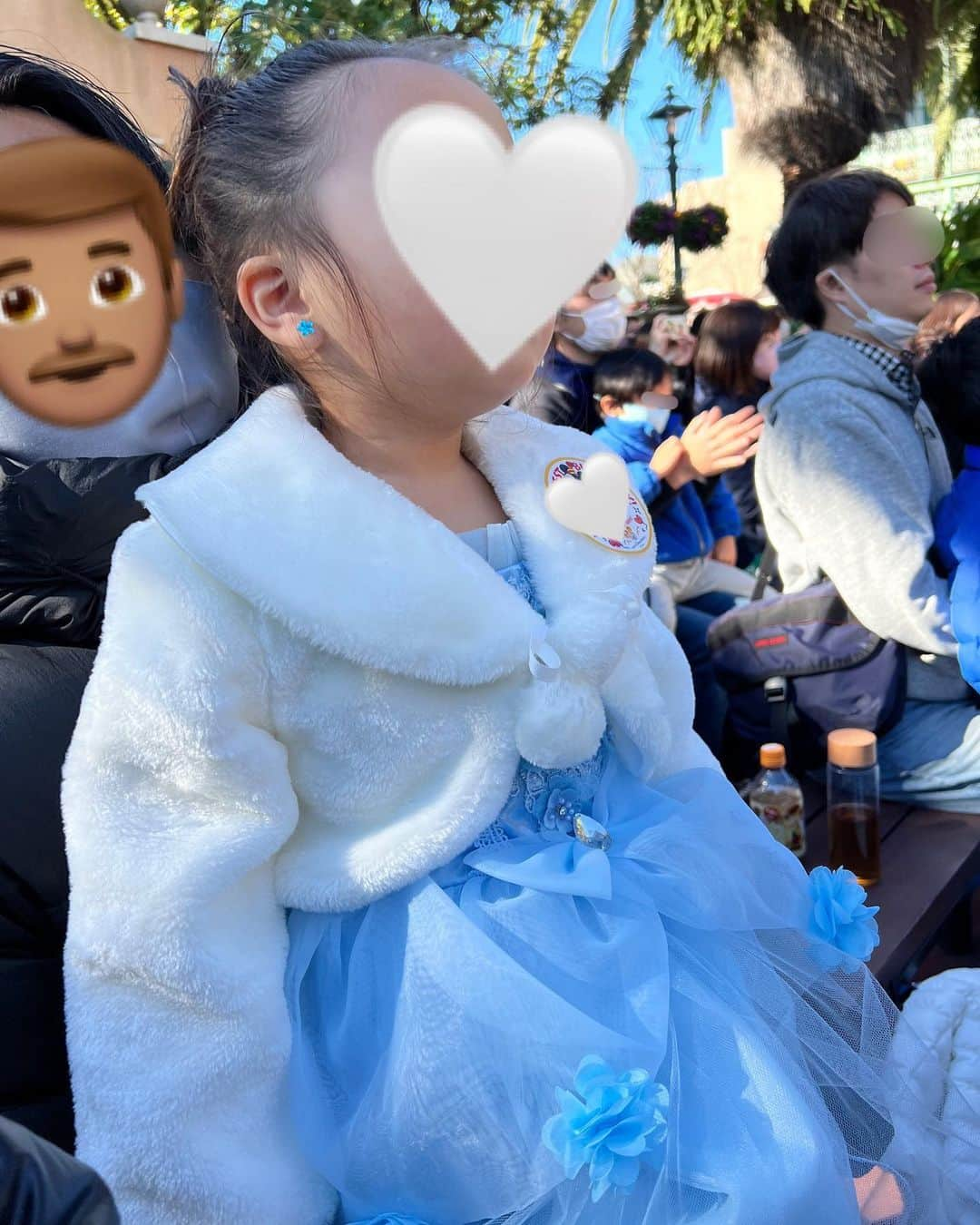 磯部奈央さんのインスタグラム写真 - (磯部奈央Instagram)「princess👸🏻  じぃじとばぁばからお誕生日プレゼントをもらった日のこと🥰 お誕生日にシンデレラ風のドレスを着てディズニーに行ってから、プリンセスドレスやプリンセスアイテムに夢中…🎀💍🪞  メルちゃんのシンデレラ衣装を、じぃじ＆ばぁばからプレゼントしてもらって、お揃いで嬉しそうでした😂 長女はチーズケーキが大好きだから、アンパンマンたちのアイシングクッキーで、可愛さをプラス🎂  @minacute_japan の音が鳴るミラー＆クシとか、アクセサリーにも相当気分上がってました🪞✨ ちなみに、ディズニーランドのとき、耳たぶに付けていたシールも、#minacute のもので、「ママといっしょ」と喜んでました🌷  女の子だなぁ〜と、感じることが増えてきたなぁ🥺 あっという間に成長してしまうんだろうなと少し寂しさもあるけど、成長を楽しもう🤍  #プリンセス #メルちゃん #3歳 #アイシングクッキー #アイシングクッキーオーダー」2月7日 19時11分 - nao_isobe729