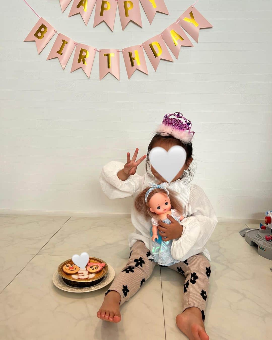 磯部奈央さんのインスタグラム写真 - (磯部奈央Instagram)「princess👸🏻  じぃじとばぁばからお誕生日プレゼントをもらった日のこと🥰 お誕生日にシンデレラ風のドレスを着てディズニーに行ってから、プリンセスドレスやプリンセスアイテムに夢中…🎀💍🪞  メルちゃんのシンデレラ衣装を、じぃじ＆ばぁばからプレゼントしてもらって、お揃いで嬉しそうでした😂 長女はチーズケーキが大好きだから、アンパンマンたちのアイシングクッキーで、可愛さをプラス🎂  @minacute_japan の音が鳴るミラー＆クシとか、アクセサリーにも相当気分上がってました🪞✨ ちなみに、ディズニーランドのとき、耳たぶに付けていたシールも、#minacute のもので、「ママといっしょ」と喜んでました🌷  女の子だなぁ〜と、感じることが増えてきたなぁ🥺 あっという間に成長してしまうんだろうなと少し寂しさもあるけど、成長を楽しもう🤍  #プリンセス #メルちゃん #3歳 #アイシングクッキー #アイシングクッキーオーダー」2月7日 19時11分 - nao_isobe729