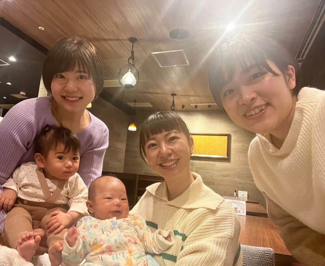 宮﨑玲衣のインスタグラム：「* やばたん こと矢端名結アナとむーちゃん👶、元SBSディレクターのえみこちゃんが私の実家近くまで来てくれて、やっとやっと会えました😍💓2人とも学生時代からの友達であり、静岡での戦友🗻静岡の話がたくさんできて嬉しかったー🙌  同い年ベビーでも7ヶ月の差はこんなにも大きいんですね🫢むーちゃんはずっとニコニコご機嫌さん、息子は写真撮るとき以外一度も起きることなくずっと爆睡さんでした笑 3枚目は2人がプレゼントしてくれたスリーパーなのだけど、さらによく寝そうです😂  たくさんおしゃべりしてリフレッシュ！遠くまでありがとう！ #sbs #satv #静岡 #アナウンサー  #同期 #ママ友 #生後1ヶ月 #baby #赤ちゃんのいる生活  #新米ママ」