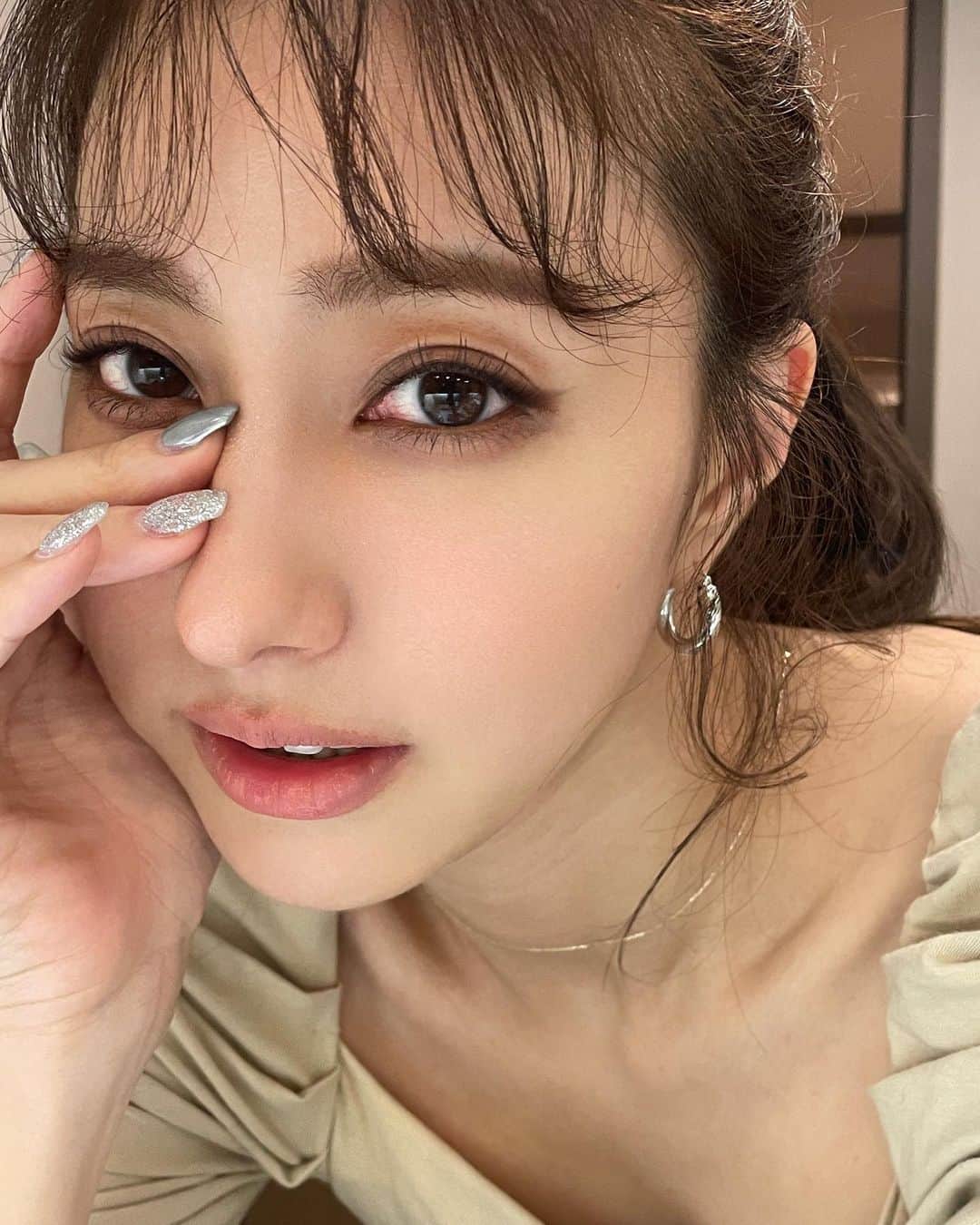 愛甲千笑美のインスタグラム：「このセルフメイクの時の質問を たくさんいただいたのでおこたえします☀️  アイシャドウは @dasique_jp のピーチクイーズアイシャドウ🍑 黄色をアイホール全体と涙袋 オレンジを二重幅 緑を涙袋に重ねる  リップは @innisfreejapan #8  肌は @amplitudebeauty のメイクアップベースと @threecosmetics のパウダーで完成☀️  アイライナーは @canmaketokyo  クリーミータッチライナー02  #日常メイク　#メイク　#アイシャドウ」