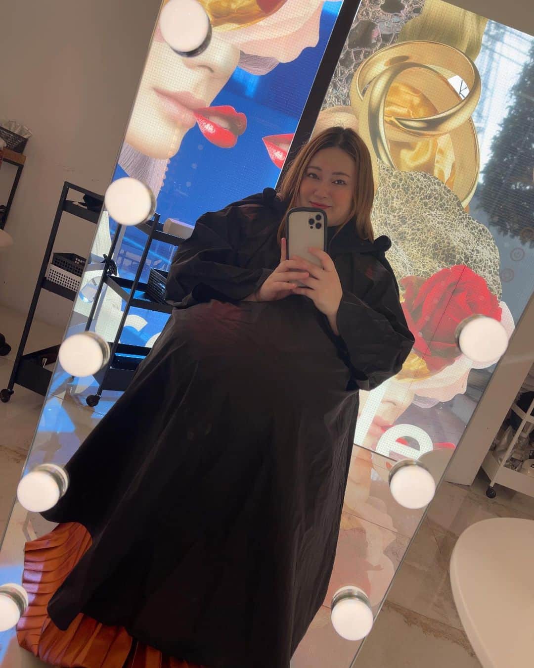 のインスタグラム：「美容室に行ってきました🥺✨ 原宿にある、Promille salon💇‍♀️ @promillesalon   とっても綺麗な内装だったーぁ🥰💗  担当してくださったのは、 🍊そうたさん🍊 @sawtxnova   髪の悩みとか聞いてくださって アドバイスしてくださって とても助かりました😭✨  髪色は、色落ちした時のことを考えて 少し濃いめに色をいれてくれたり 気遣いがすごかった、、、😳🙏  シャンプーする時のマッサージとか 好みすぎて癒されちゃった🥺笑  そして、なんと言っても 想像以上に素敵な髪色になってとってもHappyだよん😍😍😍  写真１枚目は、まだカラーリング前🥰 とっても映えなお店だった❤️ またお邪魔したいと思います😚✨🙏  Promille milk (プロミルミルク) という、洗い流さないトリートメントもGetしたので、家で美髪目指します🙋‍♀️✨  #美容室　#表参道サロン #promillesalon」