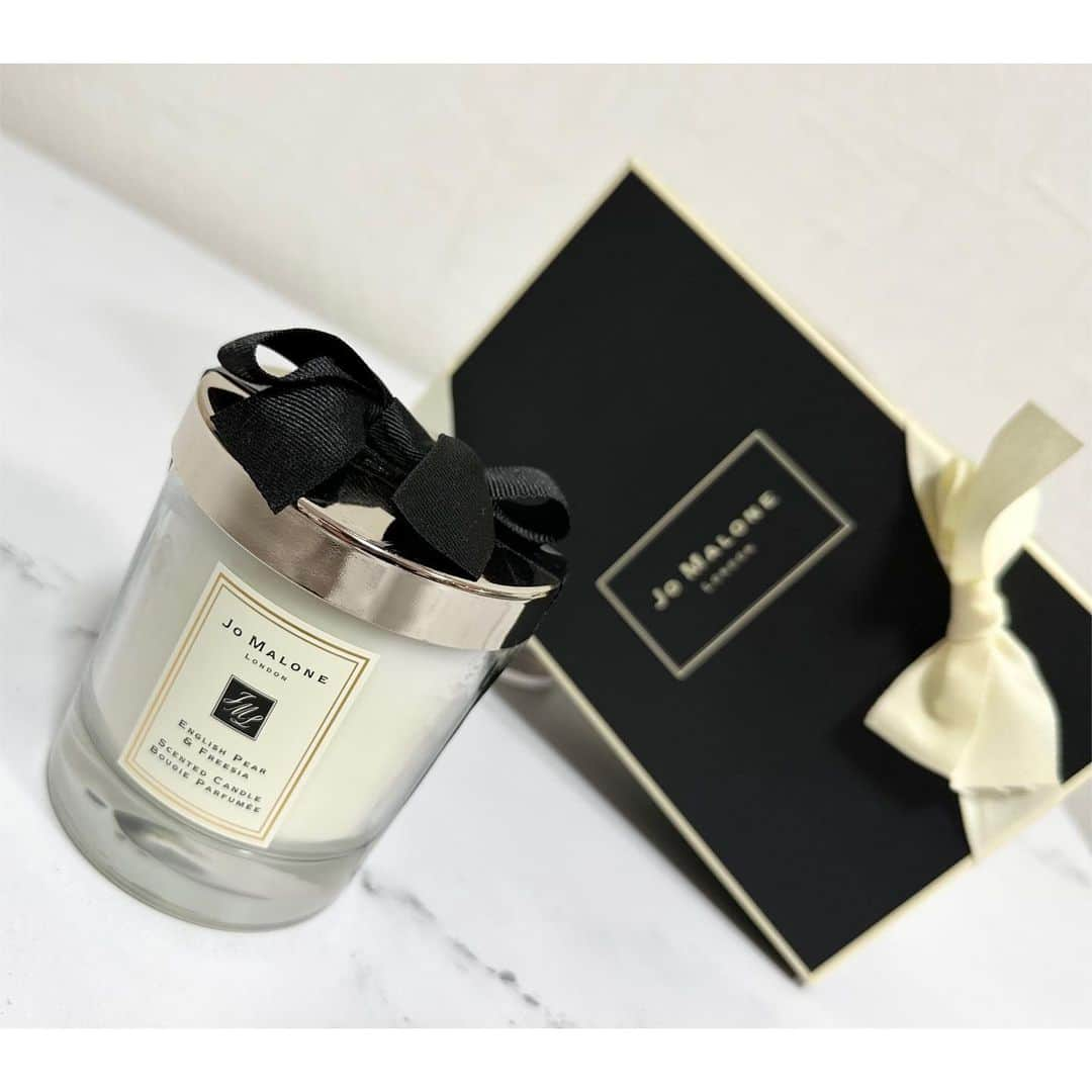 rinaさんのインスタグラム写真 - (rinaInstagram)「@jomalonelondon お祝いでいただいた、 みんな大好きジョーマローン様... 香りも佇まいも素晴らしきかな🕯 . バレンタインのハートシリーズも サクラチェリーブロッサムも なんて素敵なんでしょう... (2枚目以降公式picです) . 春コスメは見た目も可愛くて しぼりきれませんねぇ...(遠い目) みんな何か買ったかな？🧸🌸 . #ジョーマローン #ジョーマローンロンドン #香水 #キャンドル #ギフト #プレゼント #リボン #インテリア #アロマキャンドル #アロマ #メイク #コスメ #春コスメ #春メイク #化粧 #化粧品 #バレンタイン」2月7日 19時19分 - rina.xx.917