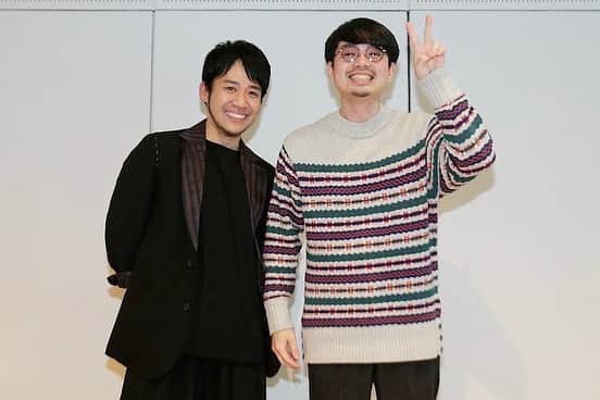 ハマ・オカモトのインスタグラム：「🐉 先日、石井東吾先生(@togo.ishii ) 初の著書「陰と陽 歩み続けるジークンドー」 の出版イベントに出演させて頂きました。  写真をご覧になっておわかり頂けると思いますが、 "楽しい時間はあっという間"という言葉通りの時間でした。 東吾先生、デニスの行雄さん、本当にありがとうございました😌  先生の文章は詩的で、 初の著者と思えないほど読みやすかったです。 そして、文章力があるからこそ、 ご自身が経験されてきた事がヒリヒリと伝わってくる内容で、めくる手が止まりませんでした。 自分でも説明のしようがない、自信や未来予想図、 それを掴むためのとんでもない努力、 そしてなにより "好きという気持ち"が全てに繋がっていく人との縁。  気になる方は手に取ってみてください。 僕は一気に2回読みました📖」