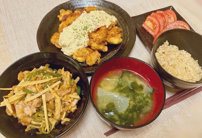 若松春奈のインスタグラム：「#チキン南蛮 #青椒肉絲  兄と兄の彼女の好きな食べ物にチキン南蛮がエントリーしたそうです。笑  #料理 #料理勉強中 #自炊 #自炊生活 #自炊女子 #自炊記録 #おうち時間#料理記録 #料理初心者 #自炊日記 #自炊ごはん #ご飯のお供 #ご飯好き #女優飯#女優#若松飯 #cooking #cookingram #cookingtime_stilettoinstyle」