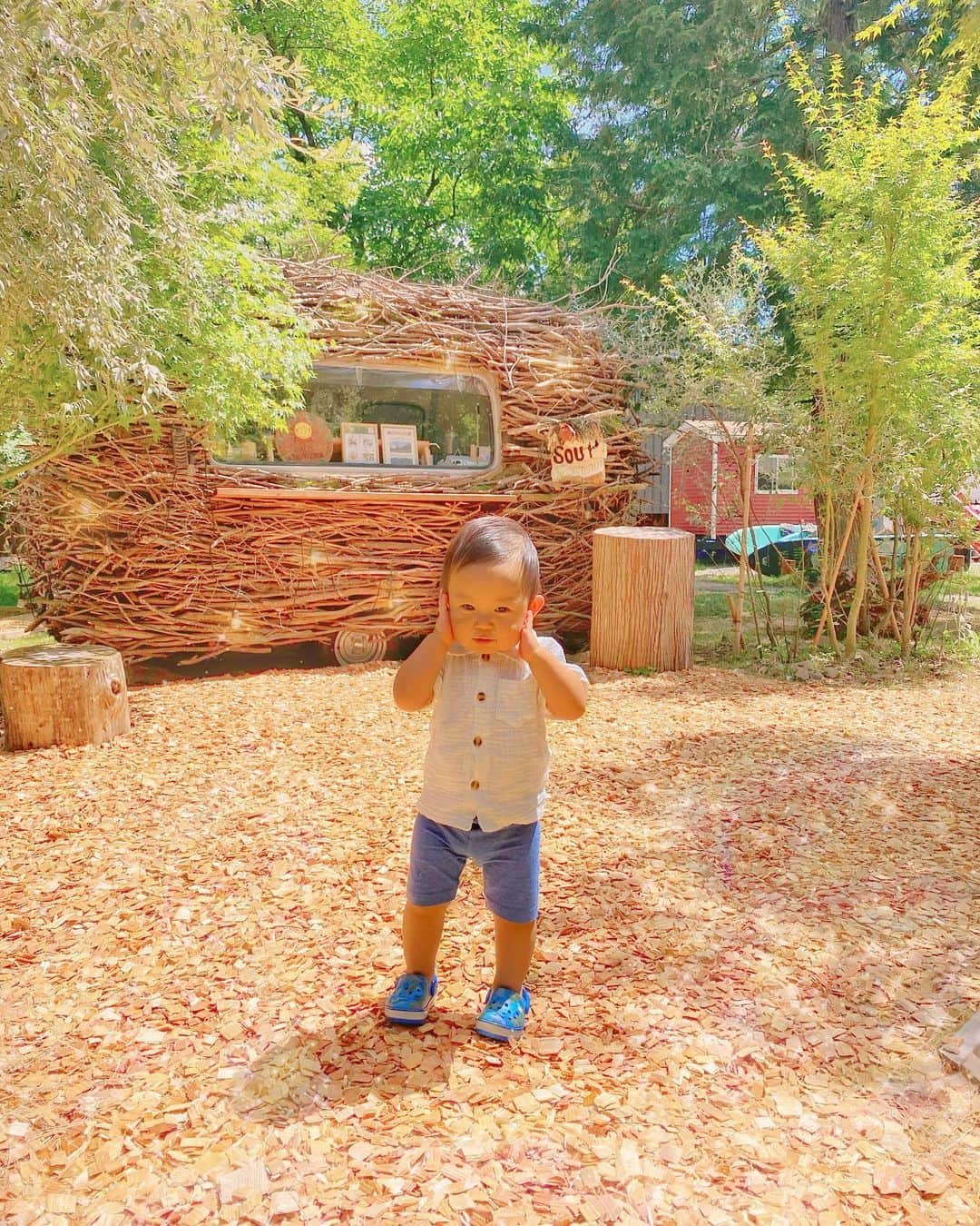 はるみんのインスタグラム：「.·˖*✩ ⁡ 山梨県西湖にある とっても可愛らしい クラムチャウダー屋さん🥦🥔🥕🧅 @calin_chowder  ⁡ ⁡ ミシュランシェフが監修した スープなのでとっても濃厚で 美味しいんです🤤💓 ⁡ ⁡ すぐ後ろは湖なので、スープを 堪能した後はパシャパシャと 水遊びを楽しめます😘✨ ⁡ ⁡ 📍CALIN CHOWDER （山梨県西湖） ⁡ ⁡」