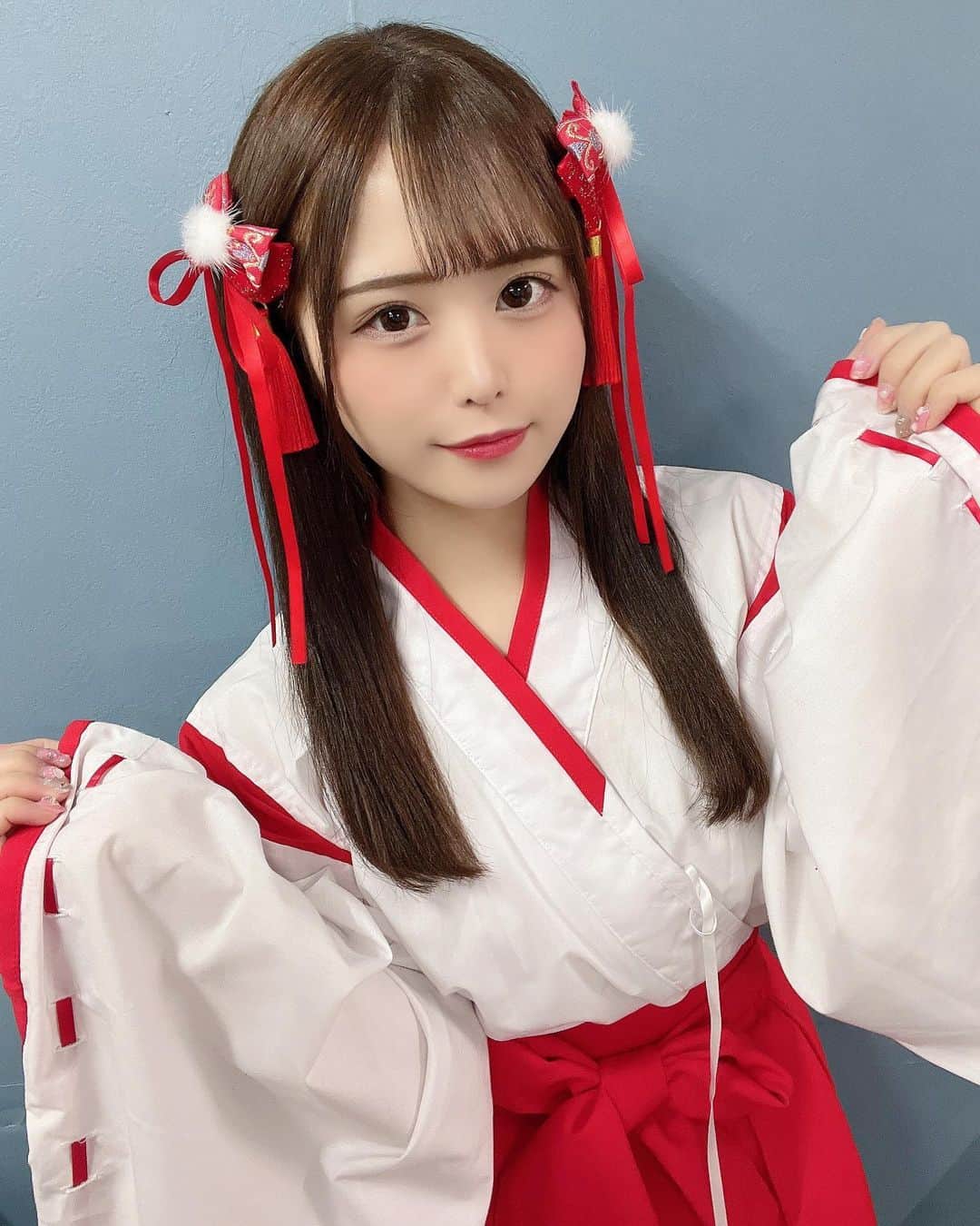 のインスタグラム：「巫女姿似合う？❤️  ． #gravure #gravureidol #bikinimodel  #グラビア #グラドル #インスタグラビア  #グラビアアイドル  #巨乳 #童顔 #ロリ #ロリ巨乳 #japaneseidol #sexydress  #sexystyle #japanesegirl  #アイドル #コスプレイヤー#コスプレ #asianbabygirl #asianbeauty #asiangirls #巫女 #巫女さん #巫女コスプレ #新年  #きつね #狐 #🦊 #きつねうどん #狐狸」