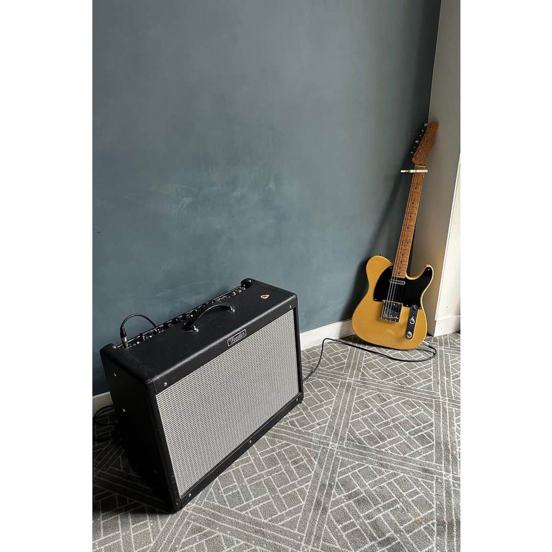 和田颯のインスタグラム：「. パリの思い出🇫🇷 相思相愛のMVで弾いてたギター🎸 Fender可愛かったな〜 #28」