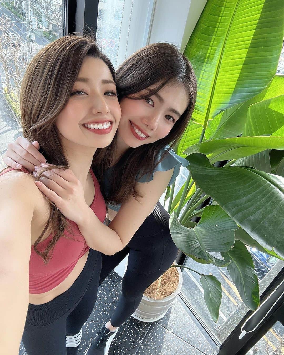 のインスタグラム：「甘めと強め🤍🖤 どっちが好きですか😳  @sync.gym 広報の @yuka_healthylife さんと 筋トレ系チャレンジの動画撮りました〜🤣 TikTokももうすぐ更新していくので フォローして待っててくださいね？🥰 アカウントはインスタと同じ @hina__fitness です…！ お楽しみに🐥  #筋トレ女子  #ペアトレ #フィットネスモデル  #sync」