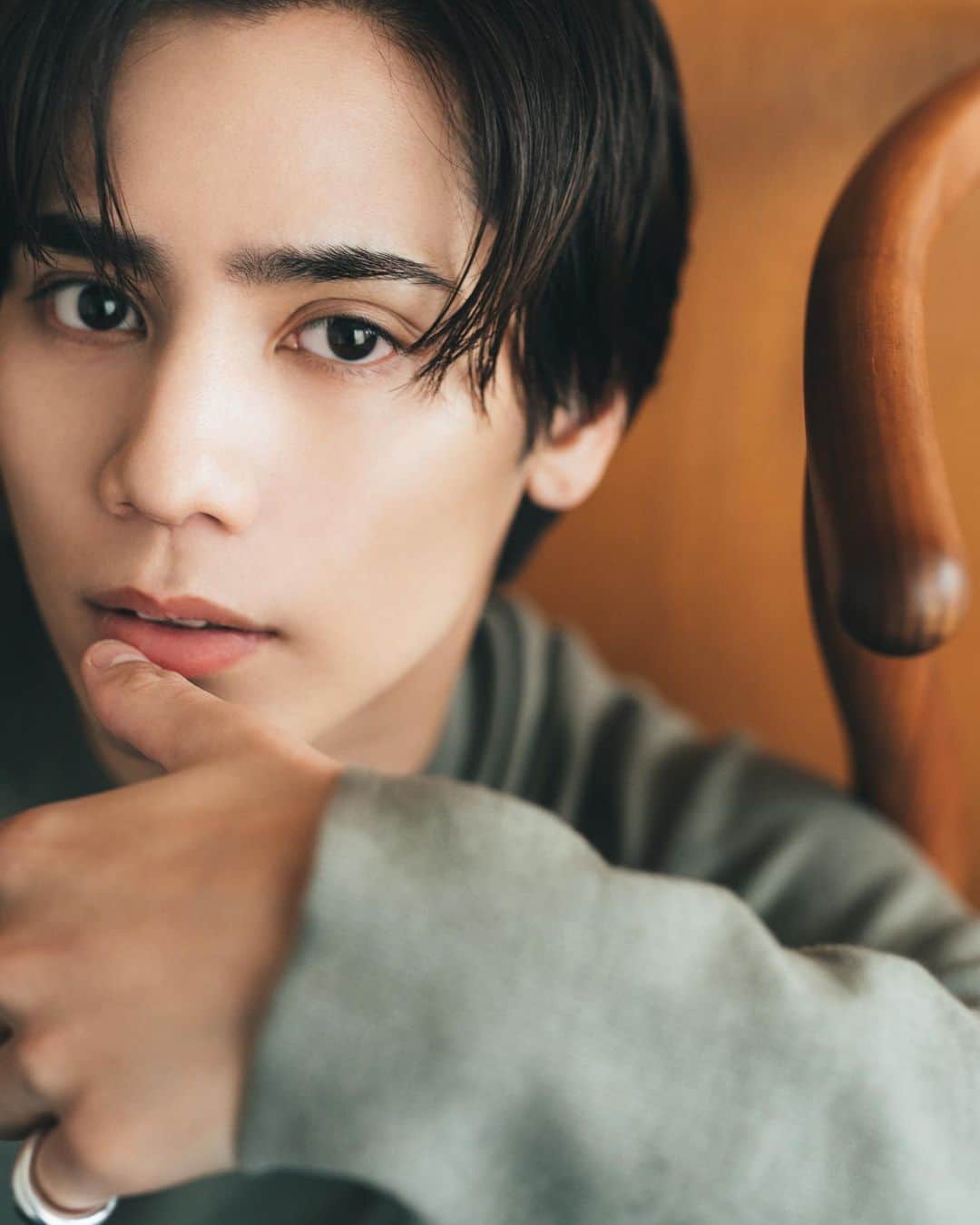 steady.のインスタグラム：「steady.3月号「大切な人に贈りたい喜ばれるギフト」企画には、#THERAMPAGE #神谷健太 さんが登場！ ⁡ 本日もアザーカットを大公開しちゃいます✨本誌にももちろん素敵なお写真の数々が…！サイン入りチェキのプレゼントもありますのでお見逃しなくー！👀 ⁡」