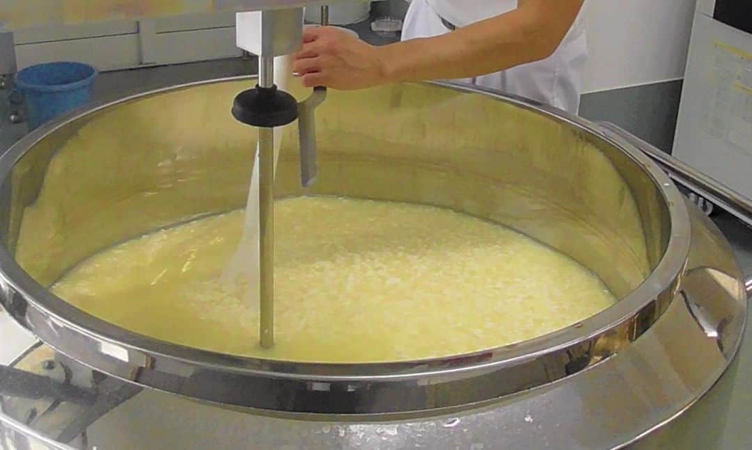 Komerco-コメルコ-さんのインスタグラム写真 - (Komerco-コメルコ-Instagram)「#Komerco今月の推し  【チーズ製造所TAK『コハク』】  ひとつの商品に焦点をあて、クリエーターさんのこだわりから使い方まで、徹底的にご紹介する連載企画「Komerco今月の推し」  今回は、福岡県糸島市にあるチーズ製造所TAKさんのつくるコハクシリーズ『コハク 熟成80g』✨ どんな方にも食べやすい味で、「ナチュラルチーズの楽しみを知る第一歩になるようなチーズ」です。  コハクに込められた想いをつくり手の片山さんに伺いました。 ぜひコメルコバナシを読んでみてくださいね☺  ------------------------------- ▷ KomercoアプリとWebサイトのホーム画面でよみものを公開中。クリエイターさんや作品の魅力を紹介し、モノからはじまる料理の楽しさと可能性を提案しています。 https://komer.co/komercobanashis  ▷Web版はプロフィールリンクから📲 @komerco_official  ▷iOS版アプリのダウンロードはAppStoreにて「Komerco」または「コメルコ」と検索🔎 -------------------------------  #komerco #コメルコ #cookpad #クックパッド #料理をもっと楽しく #おうちごはんを楽しもう #料理にクリエイティブな楽しさを #おうちごはん #おうちごはんlover #手しごと #家庭料理 #チーズ製造所TAK #コハク #国産チーズ #チーズ #ナチュラルチーズ #福岡県 #糸島市 #チーズ好き #チーズ大好き」2月7日 20時00分 - komerco_official