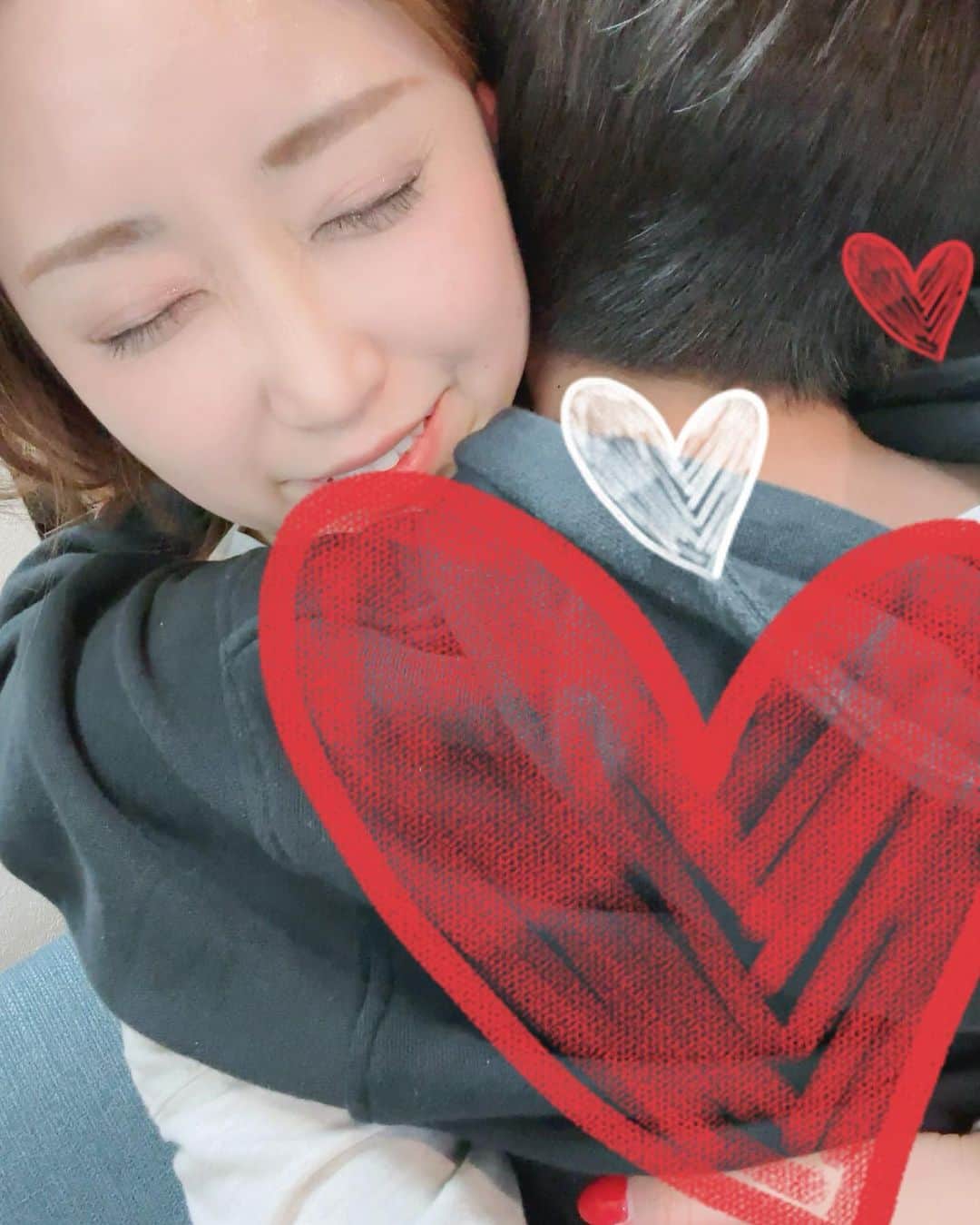 のインスタグラム：「おかげさまで今年も幸せな誕生日を迎えることができました❤️ 39歳ってもっとこう、なんていうのかな、あれだなって思いましたw とにかく、朝から番組にもSNSにもたーっくさんのお祝いのメッセージをありがとうございます！！ #誕生日 #39歳 #今年からハグのみ #なんとかお願いしてあーんしてもらったw」