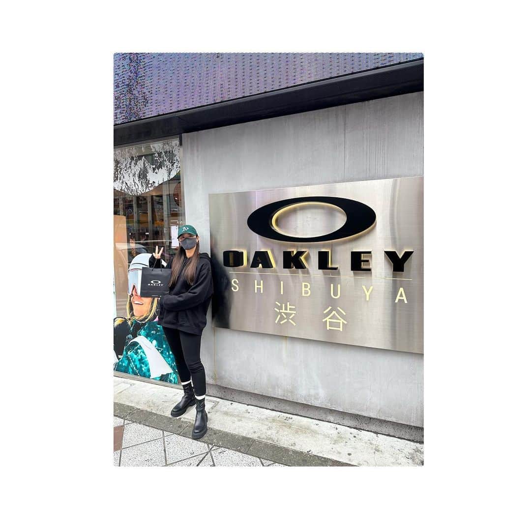 柏原明日架さんのインスタグラム写真 - (柏原明日架Instagram)「…@  @oakleyjapan 渋谷店で検眼をしてきました〜👀  検査中は目のスペシャリスト(検眼士さん)に色々相談をしたりして。  目の重要さ、検眼の大切さなど教えていただきました！  私は四六時中コンタクトで負担を最小限に抑えるため プライベート用のメガネも作っていただきました♡  出来上がりが楽しみーーーーっ！  #oakly #oaklystore #オークリーストア渋谷  2023年も最強のサングラスと共に。 今年は新しいサングラススタイルが見れるかも？お楽しみに。」2月7日 11時13分 - asuka_____official