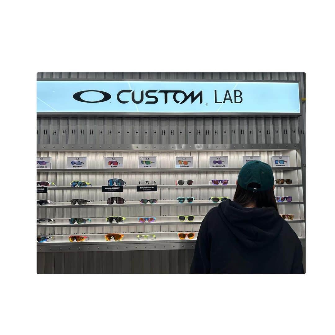 のインスタグラム：「…@  @oakleyjapan 渋谷店で検眼をしてきました〜👀  検査中は目のスペシャリスト(検眼士さん)に色々相談をしたりして。  目の重要さ、検眼の大切さなど教えていただきました！  私は四六時中コンタクトで負担を最小限に抑えるため プライベート用のメガネも作っていただきました♡  出来上がりが楽しみーーーーっ！  #oakly #oaklystore #オークリーストア渋谷  2023年も最強のサングラスと共に。 今年は新しいサングラススタイルが見れるかも？お楽しみに。」