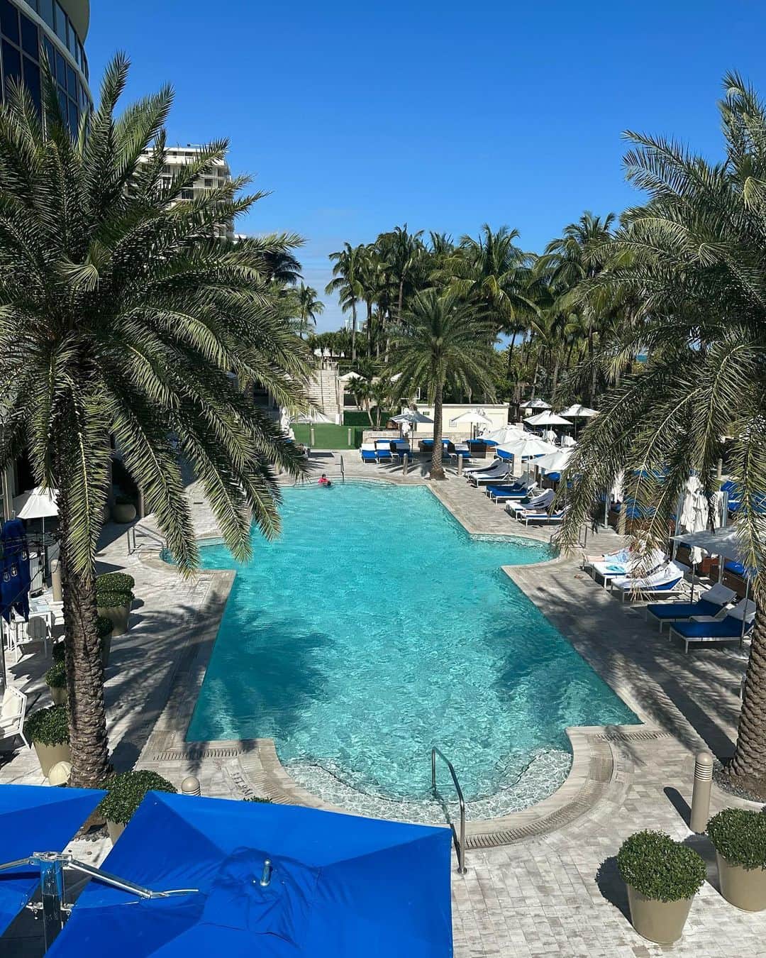 ニーナ・ガルシアのインスタグラム：「Miami you have my ❤️. Perfect weekend getaway full of great food, friends, spectacular service, the best spa, and some much needed sun 🌞 Thank you for hosting @stregisbalharbour」