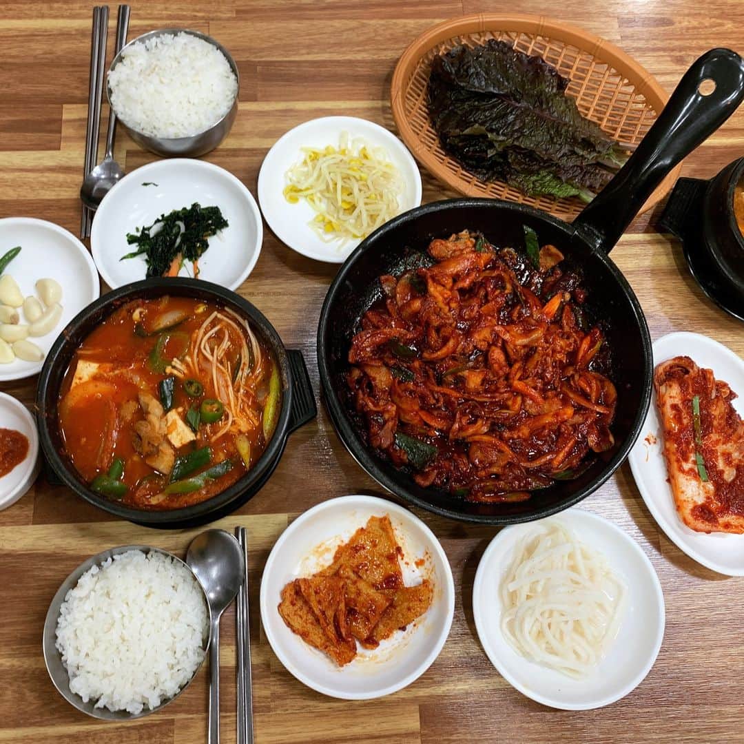 JR九州高速船株式会社さんのインスタグラム写真 - (JR九州高速船株式会社Instagram)「[日本語] [한국어] 釜山・草梁洞（チョリャンドン）ソムンナンプルベク 소문난불백 ※プルベクとは、プルコギとペクバン(白飯)のことです。  冬は辛い料理が食べたくなりませんか。😋 今日は韓国でとても人気なお店「ソムンナンプルベク」を紹介！ テレビにも何度も紹介され、有名人のサインがずらりと並んでいます。 今日注文したのは、代表メニュー「プルベク定食」と具だくさんの「テジチゲ」 甘辛のプルコギは、ついてくるお野菜に包んで食べるとさらに美味しいですよ♪ 24時間営業中。釜山駅からも近いのでぜひ行ってみてください！  오늘은 초량불백거리의 "소문난불백"을 소개합니다. 방송에도 여러번 소개된 가게에는 유명인들이 방문한 흔적도 가득합니다. 이번에 주문한 메뉴는 불백정식과 돼지찌개!😊 언제 먹어도 맛있고 푸짐한 한상입니다.   【住所・주소】 釜山広域市 東区 草梁路 36 부산광역시 동구 초량로 36 ※営業時間/영업시간 24hr  #クイーンビートル #QUEENBEETLE #퀸비틀 #韓国旅行 #韓国 #釜山旅行 #釜山 #プサン #korea #busan #韓国好きな人と繋がりたい #辛いもの食べたい #JR九州高速船 #부산 #부산여행 #한국여행 #부산맛집 #초량불백거리 #초량동 #소문난불백 #불백」2月7日 11時31分 - beetle_de_go