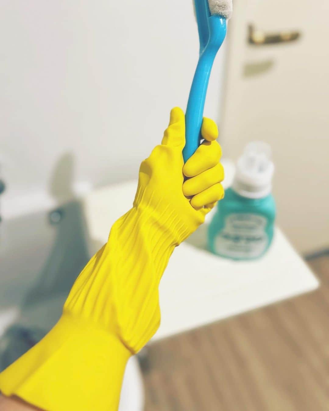 神崎恵のインスタグラム：「🌼 相変わらずな毎日です。 特別なにもないのですが、 靴洗いのときに使っているグローブはミモザ色したかわいいこです(本当、なんでもない話です😂) キッチンは金魚色。 ズックはミモザ色。　 (やっぱりこのグローブ、サイズといい水が入ってこないデザインといい、優秀。わたしはSサイズです) 毎週上履きやスニーカーを洗うたびに、 次男の野球の靴下やユニフォームを洗っていた頃を思い出します。 汚れが頑固なほど、「がんばってきたのね〜」と。ポールやオキシクリーンでゴシゴシしてたなぁ。 今も、スニーカーや上履きの汚れで「今週はいっぱい楽しめたのかな」とか想像したり。 子どもたちの持ち物は、いろんなことを教えてくれて面白いです。 2枚目は、家の中でのわたしの足元。 もともと靴下愛好家ですが、 寒い日にすーさんからもらった赤いもこもこのあたたかい靴下に心奪われ、(心までほかほかにしてもらった、ほんと) それ以来、お布団のような靴下との出会いを待ち焦がれるようになりました。 最近鷲掴みにされた、まるでお布団の靴下。 敬愛する中野明海さんのおすすめときき、間違いない❗️と即ポチった靴下。 色違いで揃えるほど、なくてはならない靴下になりました。 この靴下がどんなに素晴らしいか、明海さんが先日Instagramでお話しされていて、首がもげるかのごとく頷きながら読みました。 伸ばすとしっかりの長さ。 帰宅すると、靴下を履くところから始まります。 もこもこのルームシューズは長男のおさがり。 さて、午後からもがんばってきます。  グローブはダンロップのプリティーネ🧤 靴下は、とにかくあったかい靴下(これが商品名)」