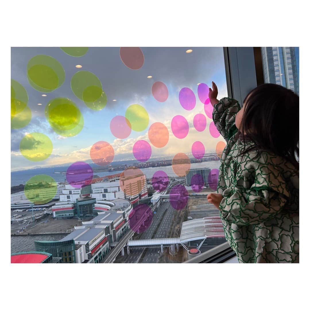 小塚舞子さんのインスタグラム写真 - (小塚舞子Instagram)「ハイアット リージェンシー 大阪内にある 「星野リゾート　リゾナーレ大阪」。 最高の客室はひとつ前の投稿をご覧ください🙏  リゾナーレ大阪の最大の特徴は 日本最大級の「アトリエ」があるということ。  子供たちが自由に想像して 創造ができるアトリエです✏️  大きな窓から差し込む光が美しい空間で 絵を描いたり、粘土で制作したり 固まる不思議な砂で遊んだり。 光と影を使って、色の重なりを楽しむこともできます。  しかも、そこにある素材は「本物」ばかり🌿 とっても素朴なものが集まっています。 ベンガラ染めの布や 天然木でできた小さなボールやコルクの栓。  普段は野菜のおもちゃだったり プラスチックのフライパンで おままごとを楽しんでいる娘ですが 輪切りの木は「大根！」小さなボールは「じゃがいも！」 と、自分なりに素材の色や形が 何に使えるか想像して遊んでいました🙌  そんな娘を見ていると 今まで与えすぎていたのかなぁと感じたり。 目で見てすぐにわかる物を与えるより よく考えて自分で想像できる力を育てたいなと思いました。  子供にとってのアトリエは ”今”を思いっきり楽しむ場所。 そして大人にとっては ”今まで”と”これから”を見つめる場所。 ただ楽しい旅ではなく 思い出以上の「気付き」がある体験でした。  そうそう！絵を描くときに使う道具も プロが使う絵の具や筆が用意されているんです！ これも我が家で取り入れたいと思ったことのひとつ。 何より発色が綺麗だし、大人も楽しい！！！ うたちゃんはひたすら紫を追い求めていました🟣🟣🟣  最後の写真はアトリエでできたお友達と！  ねぇ……🥲 まだ書きたいことあるんですよ。 いつも長すぎて怒られる私のアレですが もう少しお付き合いください🙇‍♀️  #星野リゾート #リゾナーレ #リゾナーレ大阪 #hoshinoresorts #risonare #risonareosaka #子連れ旅行 #子連れ旅 #大阪子連れ旅行 #大阪子連れお出かけ」2月7日 11時48分 - kozukamaiko