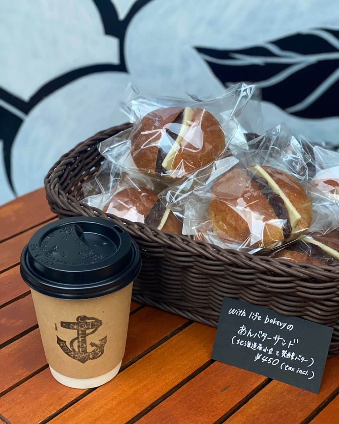 6thbyorientalhotel Officialのインスタグラム：「. - KNOTS COFFEE ROASTERS より新商品のお知らせ -  毎週火曜日 1日10個限定！ @withlife_bakery の餡バターサンドをKNOTS COFFEE ROASTERSでもお買い求めいただけます！  北海道産小豆と発酵バターを使用した上品な甘さの餡バターサンドはコーヒーとの相性も抜群◎  お仕事前のパワーチャージに、ホッと一息休憩中のおやつに、ぜひおたのしみください☕️  #6thbyorientalhotel  #シクスバイオリエンタルホテル #steakhousemediumraretokyo #ステーキハウスミディアムレア東京 #鮨大いにおまかせ #knotscoffeeroasters  #大人の遊び場　#有楽町 #tokyo #東京 #marunouchi #丸の内グルメ #withlifebakery」