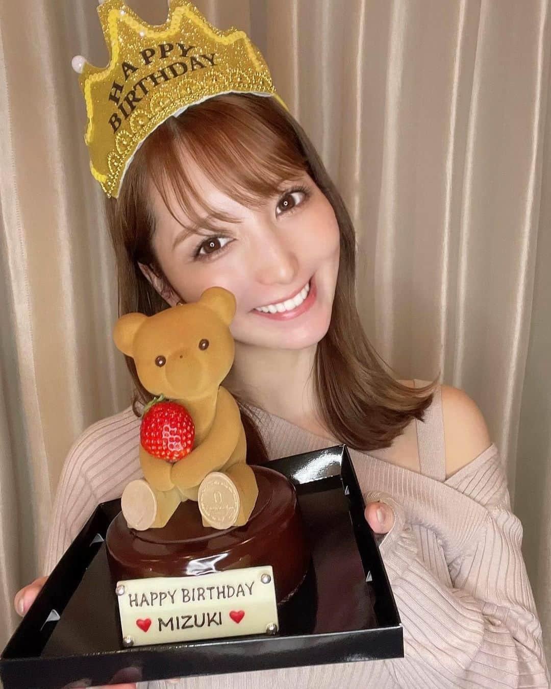 堀みづきのインスタグラム：「2/7  お誕生日を迎えました🎂♥️ 私が生まれたのは深夜の２時頃👶🍼 母は夜中に1人で車を運転して病院に向かったそうです🤫🚗 そんな頼もしい母のような女性になりたいな☺️ 家族でお祝いしてもらい、幸せな時間でした🥂✨  歳を重ねるごとにわくわくするし、年齢に応じた最高の自分でありたいなと思います🫶🏻  たくさんのお祝いメッセージありがとうございます😭♥️ これからもよろしくお願いします💝 #2月7日#mybirthday」