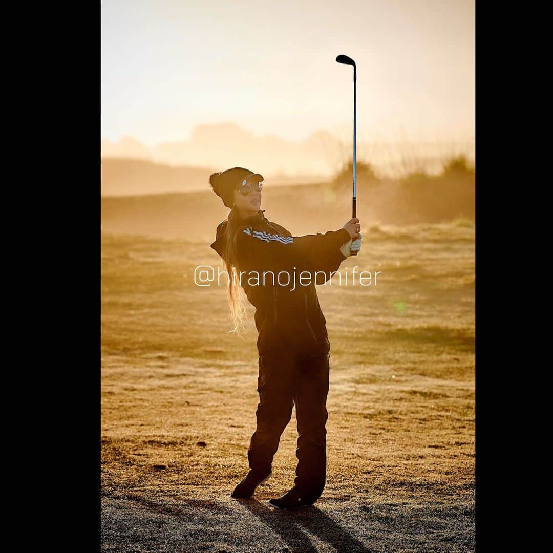 平野ジェニファーのインスタグラム：「Morning sunrise swings :)  • • • 📸: @visualworksmedia  • • • #golfer #progolfer #golfswing #sunrise #happy #tourlife #travel #photooftheday #photography #golftips #instadaily #love #inlove #girl #japanese #japan #smile #mentalhealth #longhair #winter #cold #adidas #goretex #patagonia #happy #golflover #beautiful #food」