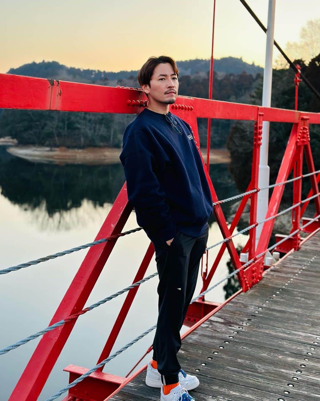 小柳津林太郎のインスタグラム：「Found a beautiful spot last weekend... in between Fukuoka and Saga.  先週末ふらっと車で、ゴルフの打ちっぱなしからの、行ったことない近場の自然を感じたいなーと思い、目的地を特に決めず行き着いたのが、 #佐賀 #三瀬村 の #北山湖  そして、偶然にも日没前の #スノームーン がくっきり見えた！  北山湖 https://maps.app.goo.gl/WHEVGsfrLjASX2sf9?g_st=ic  えーーー、めっちゃ素敵やん！と、すぐ行ける自然に癒されました。県外から観光に来るかたはあまりいないのかな？是非いってみてください。ちなみにこの近くの、  三瀬温泉 やまびこの湯 0952-56-2223 https://maps.app.goo.gl/zrrMYTriTB7hgjiP7?g_st=ic  も名物のぬる湯とセルフローリュがよきでした☺️  #福岡 #佐賀 #ウェルネス #ウェルネススポット #温泉 #ドライブ」