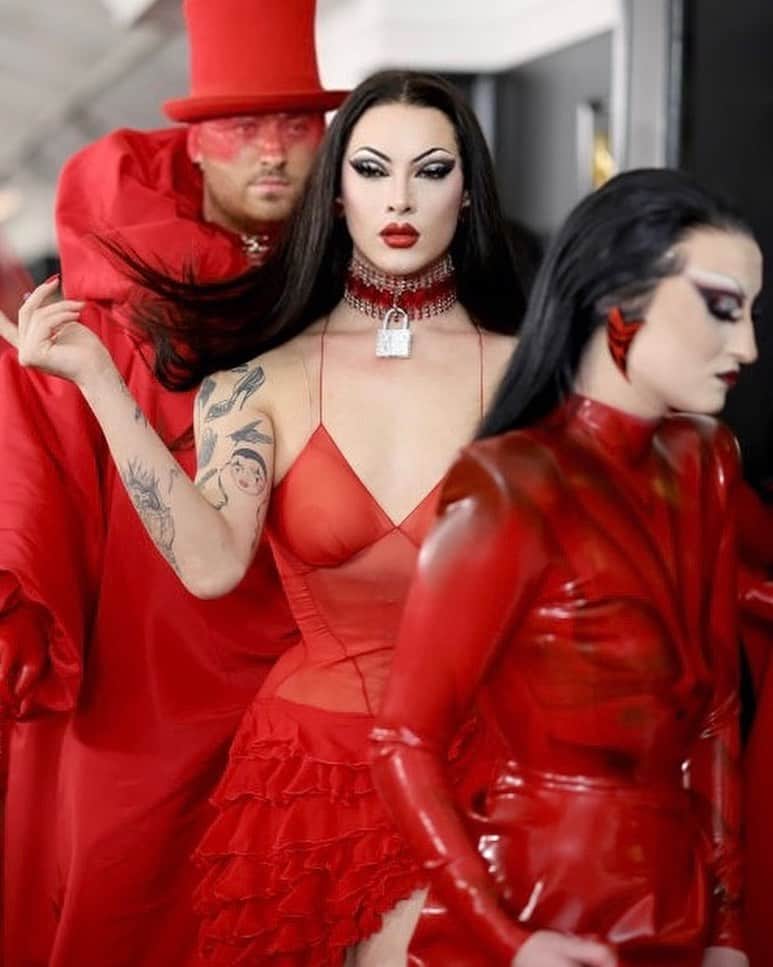 のインスタグラム：「what an amazing night- so proud to be a small part of such an iconic and historic moment for queer people. Beyond thankful to @samsmith and @kimpetras for including me. Biggest congratulations to these Grammy WINNERS!! ❤️‍🔥」
