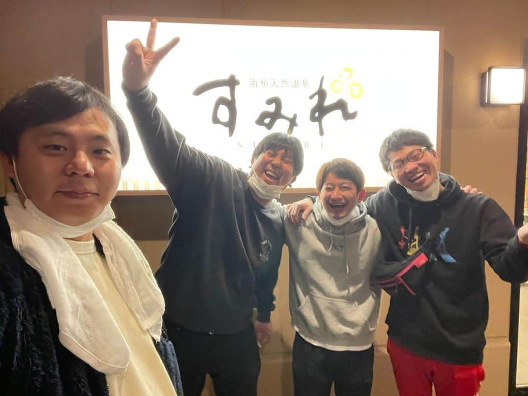 岡下雅典のインスタグラム：「昨日は益田、ジャンボ、大原と最高の日帰り旅行😁 最後はジャンボの希望通り焼肉の食べ放題へ。 2枚目 焼肉食べ放題とか行かへんから俺緊張してるのか？ 3枚目 肉焼いてる時の2人の顔マジやん。 4枚目 益田とジャンボが食い過ぎてひいてる大原と私。」