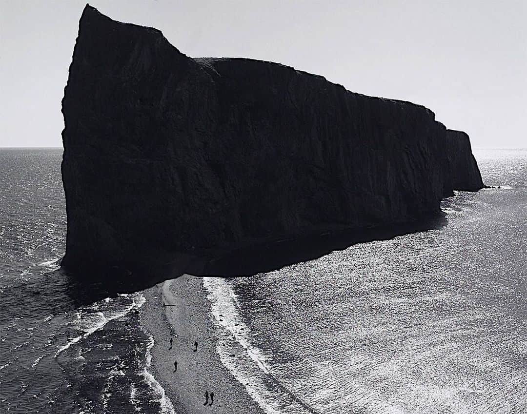 AÃRK Collectiveのインスタグラム：「#AÃRKlikes 'Seascape, 1977’ by Henry Gilpin.  A capture of the monolithic rock at Percé (a village in Quebec, Canada), known as Rocher Percé, during low tide when people can cross from the mainland. Gilpin was an American artist born in 1922 who had a lifelong interest in photography producing more than 7,000 negatives over his career, all black and white. . #art #henrygilpin #photographer #blackandwhite #beach #quebec #percé #canada #photographyart #blackandwhitephotography」