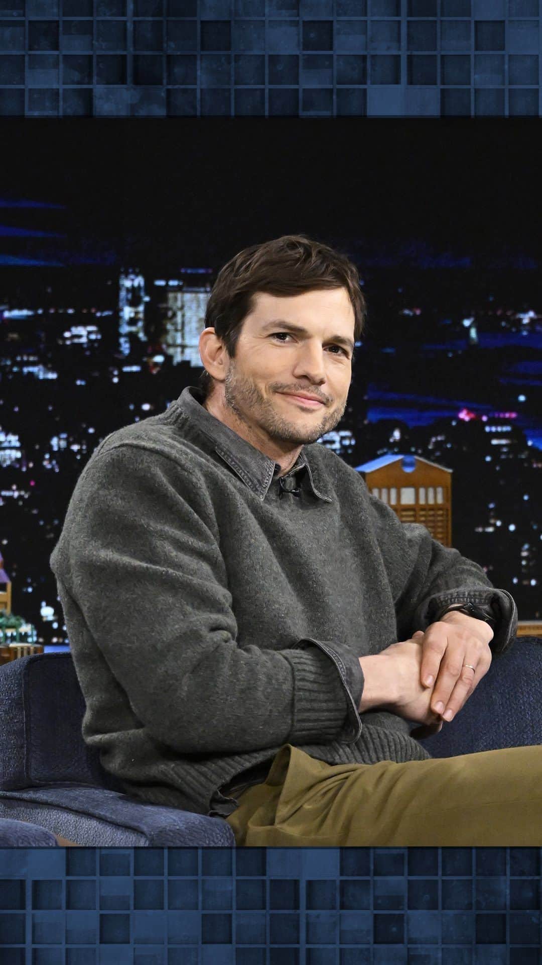 アシュトン・カッチャーのインスタグラム：「@aplusk explains why he wanted to make #YourPlaceOrMine with @reesewitherspoon. #FallonTonight」