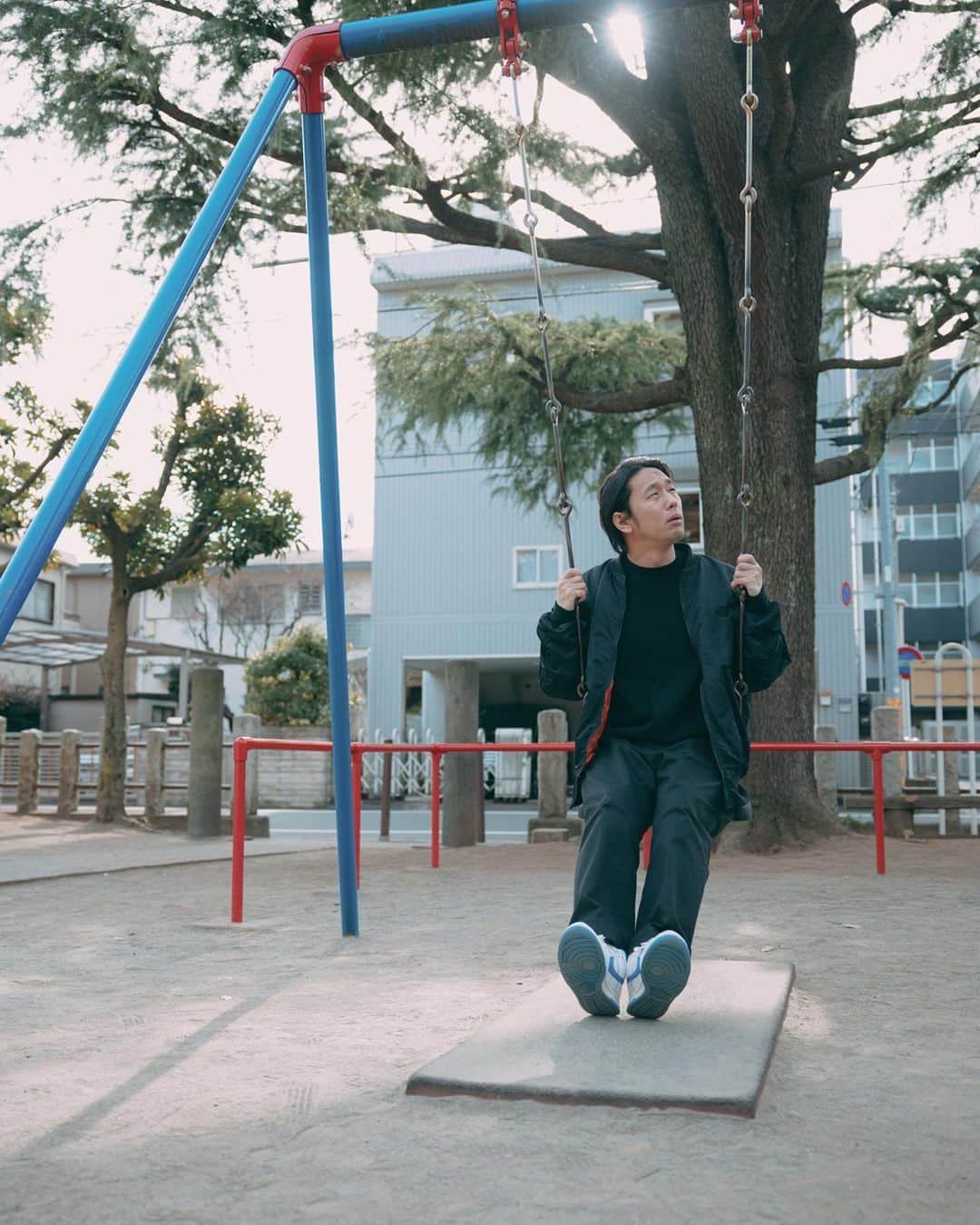 大川竜弥のインスタグラム：「「ナニコレ珍百景」出演時の衣装です。  40代男性らしくアウター、トップス、ボトムスを黒でまとめ、落ち着いた雰囲気を表現。アクセントとしてNike By Youでオーダーした白いダンクを履いてみました。ナイキの青いスウォッシュが映えますね。  #ナニコレ珍百景 に出演するときは、このコーデを参考にしてみてください。  #ma1 @citen_official #knit @caban.jp #pants @sequel_official_ #sneaker @nike  #fashion #coordinate #code #ファッション #コーディネート #コーデ #40代ファッション #40代コーデ #40代メンズファッション」