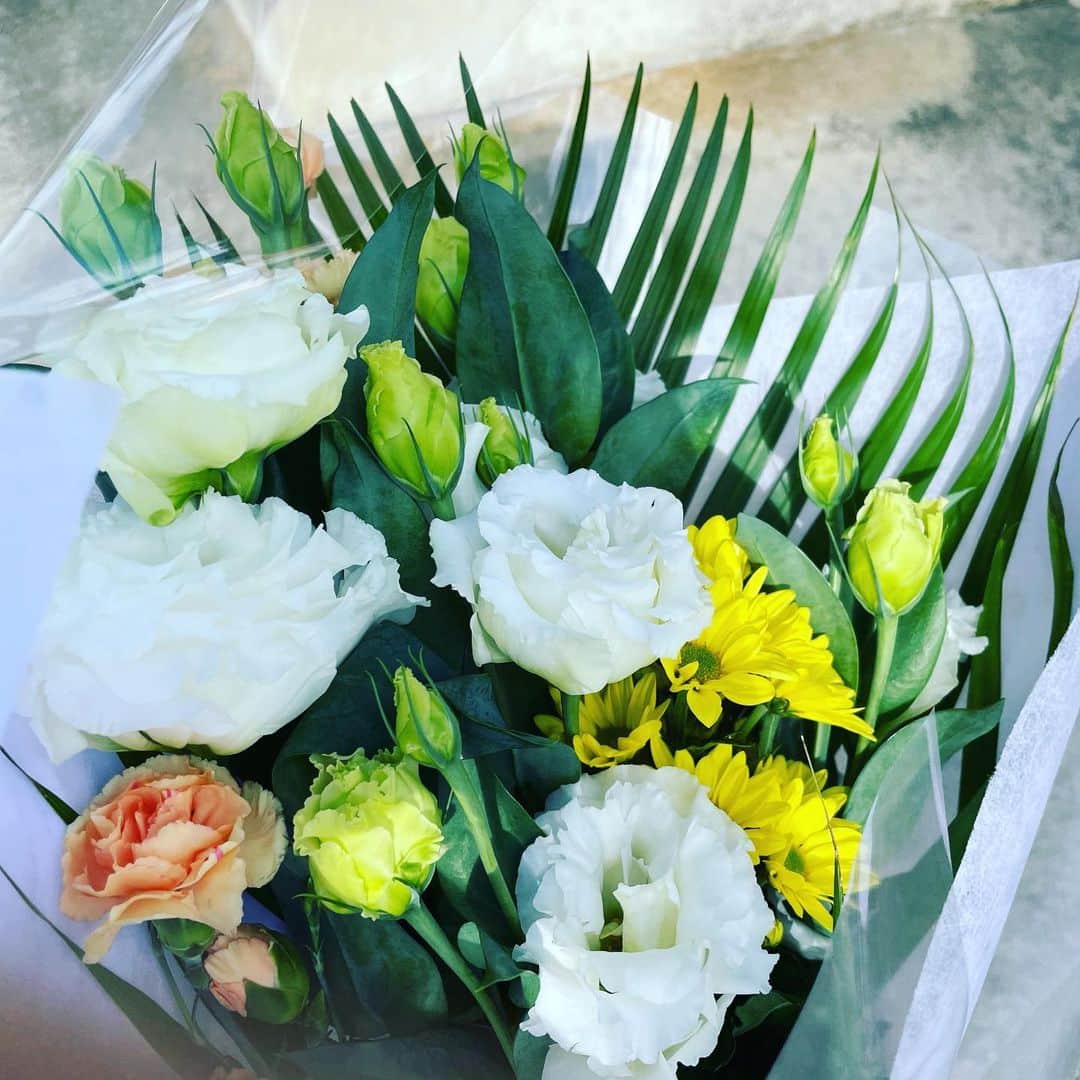 林輝彦さんのインスタグラム写真 - (林輝彦Instagram)「林輝彦です。 沖縄に来て2日目。  ひめゆりの塔に行きました。　  哀悼の誠を捧げて参りました。  (お花はホテルの近くの花屋さんで選んでもらいました。)  #沖縄#ひめゆりの塔」2月7日 13時54分 - satv_hayashi1117