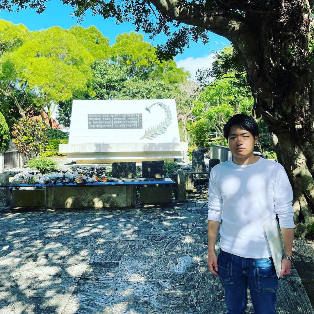 林輝彦さんのインスタグラム写真 - (林輝彦Instagram)「林輝彦です。 沖縄に来て2日目。  ひめゆりの塔に行きました。　  哀悼の誠を捧げて参りました。  (お花はホテルの近くの花屋さんで選んでもらいました。)  #沖縄#ひめゆりの塔」2月7日 13時54分 - satv_hayashi1117