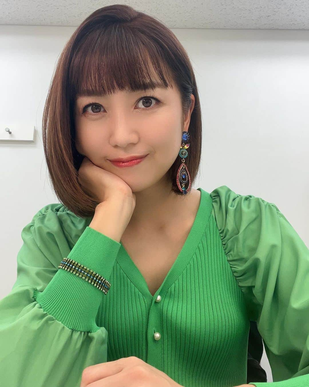 新妻聖子のインスタグラム：「シアタークリエでのゲスト出演時の写真を全くアップできていなかった🎤🤓🤟  2022年11月「ベルベル・ランデブー」 2023年1月「アテンション・プリーズ」  それぞれゲストで出させていただきました！！  「ベルベル」でゲスト側を経験したことで直後の「クリスマス・イブのおはなし」はゲストさんの緊張感がよく分かって、少しでもリラックスして楽しんでもらえたらなぁと色々と想像を巡らせる事ができてとても良かった！やっぱり何事も両面を見て経験しておくことが大事。  幸せも不幸せも、満腹も空腹も、どちらも必要で大事。  さて、先週は息子の幼稚園の発表会がありまして。立派に「ライオン・キング」の演目をやり切った子供達に保護者は大感動✨  みんな年少〜年長さんとは思えない素晴らしいパフォーマンスでした！！企画して形にしてくださった先生方のご苦労や愛情も素晴らしい🫶  そして週末はいつもの公園で幼稚園のお友達ファミリーとまったり。  走り回るキッズを横目に、ママ達はカメラロールに収まる10年前の写真を見せ合いっこしてワーキャー盛り上がる📷  「え、やばい細い。この時可愛い。やばい。どうしよう」と全員で焦り出して（笑）いきなり公園で筋トレが始まりました。  途中からは元パーソナルトレーナーのパパさんから熱血指導が入り、かなりドSな本格的トレーニングに。めでたく今週は月曜日から全身筋肉痛です😇💪  子供を遊ばせている時はダラダラ甘い物とか食べながら見守るだけの形式に陥りがちですが、意識の高いママ友ズのおかげで充実の公園タイムだったわ…ほんと美しく愉快なママ友たちの存在がありがたすぎる。その後「頑張ったから良いよね！」とラーメン食べたことも込みで最高でした🍜 #新妻聖子」