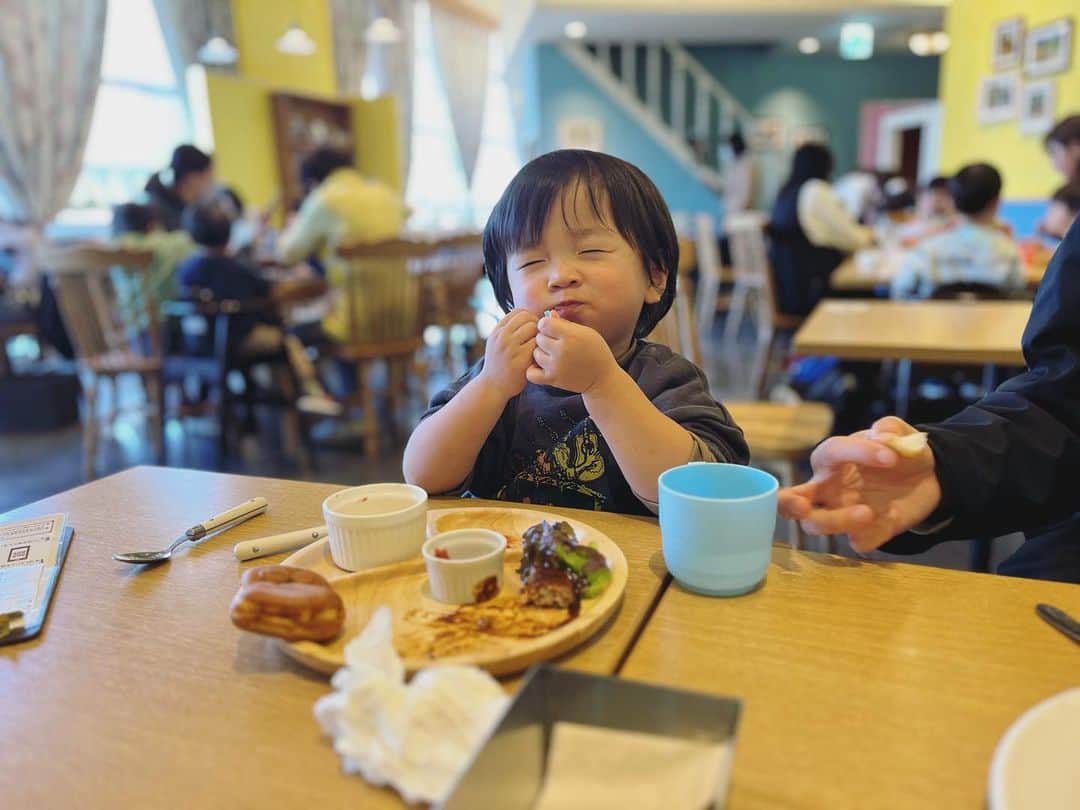 214krnのインスタグラム：「大好きなひつじのショーン🐏  お昼時やったけど空いてて すぐ入れて助かった🥹  あきとはジュースこぼして メソメソ、、 しかもなぜか何回も転んで、 この日調子悪そうやったな、、  #ショーン #ひつじのショーン  #かわいすぎる #赤ちゃん #三兄弟 #2歳差育児  #男の子ママ  #baby  #ママと繋がりたい  #新生児  #ベビフル  #ベビスタグラム  #2歳 #4歳 #子育て #子育てあるある  #子育てママ #ポートレート #ママカメラ  #ママカメラマンと繋がりたい  #ママリ #3ヶ月 #親子」