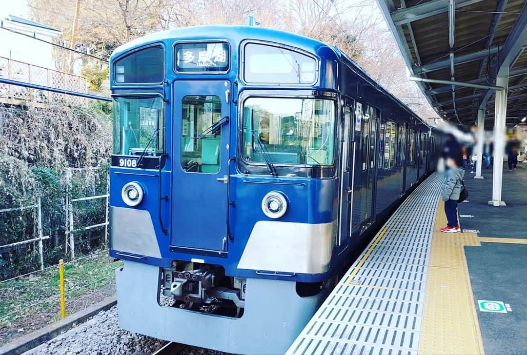 とくこのインスタグラム：「西武新宿線～西武多摩湖線～西武山口線(レオライナー)🚃🚃  乗るのはいつも黄色い2000系が多いので、初めての青い西武線や赤電に我々大興奮でした👮  西武園ゆうえんちやゴルフ場を横に進んでいくレオライナーの車窓も楽しかったです🎵  都心から一時間しないくらいでちょっとした旅気分を味わえるし、 今回のおでかけの目的地だった、 「狭山スキー場」も手ぶらで室内での雪遊びができるのでこの時期オススメです⛷️⛷️ 雪合戦とかそり滑りを思いっきり楽しめます🎵  「今度西武線の路線、端から端まで全部いってみたい！」という息子のリクエストがあがったのでいつか実現したいなぁ～🚃  #子鉄 #西武線 #多摩湖線 #山口線 #レオライナー」