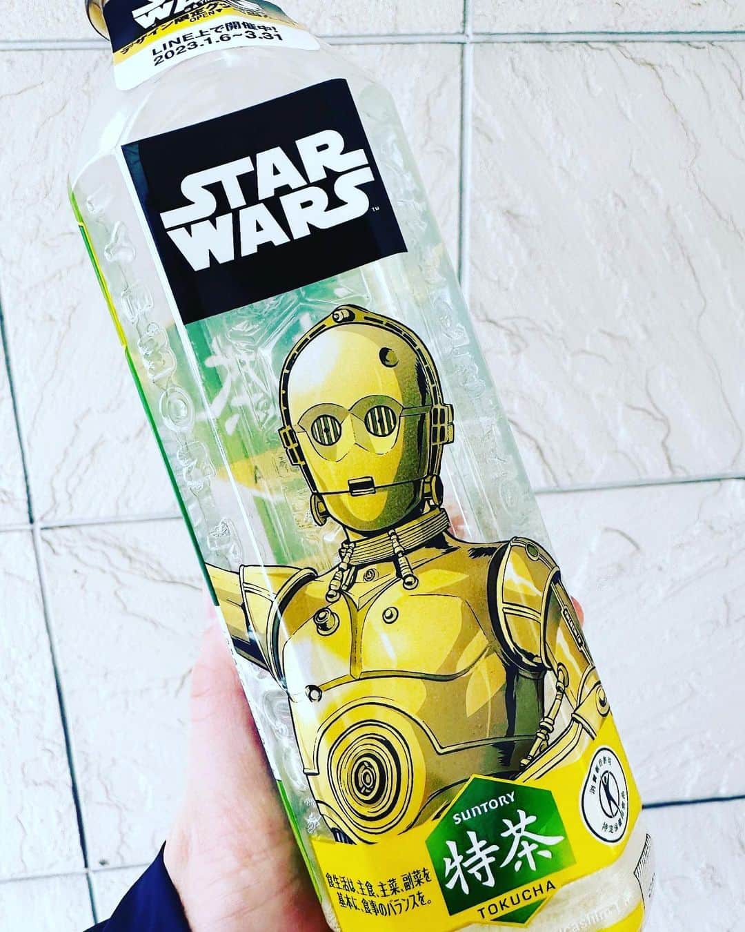 弓月ひろみのインスタグラム：「I wake up early in the morning and  drive myself to the gym. Then after an hour of training. I've had lunch. Then I have to work until 23:00.  By the way, check this out! TOKUHO Green Tea Special Edition Bottle. It's C-3Po!!!  I think these products are aimed at people in their 30's and over. because I don't think the young people like Star Wars series very much.🤣  #healthyfood  #japanese #japan #tokuho #starwars #c3po」