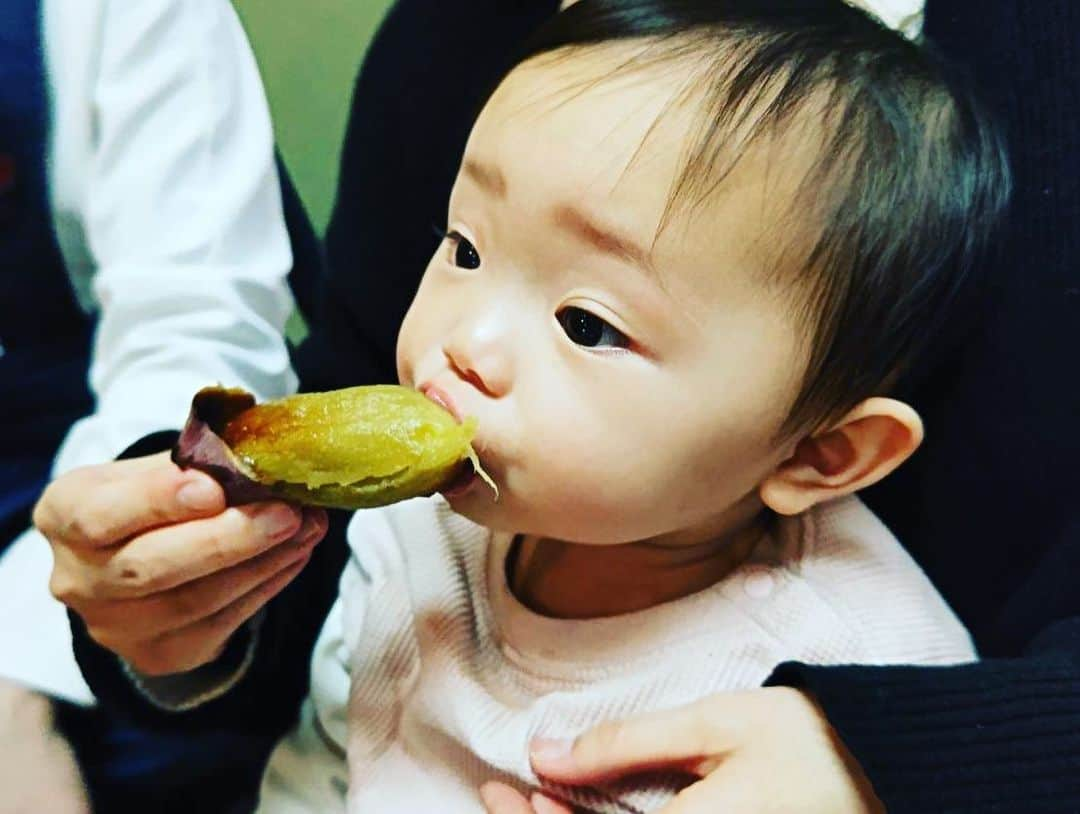 浜名ランチさんのインスタグラム写真 - (浜名ランチInstagram)「テーマは『親戚の集まりかよ！』でした💕 この間江上さんに呼んで頂き、 ニッチェ江上さん家族、たんぽぽ白鳥さんチェリーさん家族、ニッチェ近藤さん、まぁこさん家族、ハルカラ杏、ランチ家族が大集結しまして、 レンタルお家を借りて みんなで会えました！ お久しぶりの方々がほとんどで楽し過ぎました！！ チェリーさんは子供たちに大人気 江上さんの息子とっちゃんを寝かせる光景も✨ 白鳥さんとチェリーさんの娘さんのチェリ子ちゃんが米ちゃんにいい子いい子してくれました！ ちなみに2人は同い年！！ 米ちゃん3月生まれなのでかなり差はありますが、なんか嬉しいですね💕 そして江上さんの娘ちゃんさっちゃんにも会えて抱っこもできて幸せでした！ ほんでもって米ちゃんの焼き芋食べてるところ可愛過ぎた💕 楽しい時間でしたー！！」2月7日 14時36分 - hamanaranch