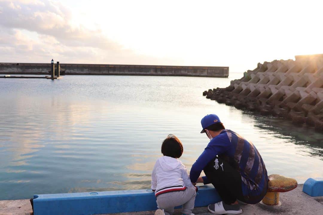 琴菜さんのインスタグラム写真 - (琴菜Instagram)「先月の石垣島での出来事🐟🌴 オフタイムは親子で釣り。一匹釣れた。1時間も時間がなかったけど、その時間で一匹釣れたから息子も納得してすぐに帰ることができた🥹  中学時代の先輩が石垣島にいるから、ランチタイムの時間に会ってきた❣️❣️ #石垣島　#思い出その壱　#釣り　#ランチ　#先輩　#宮古島出身　#和風亭」2月7日 20時23分 - dj_singer_kotona