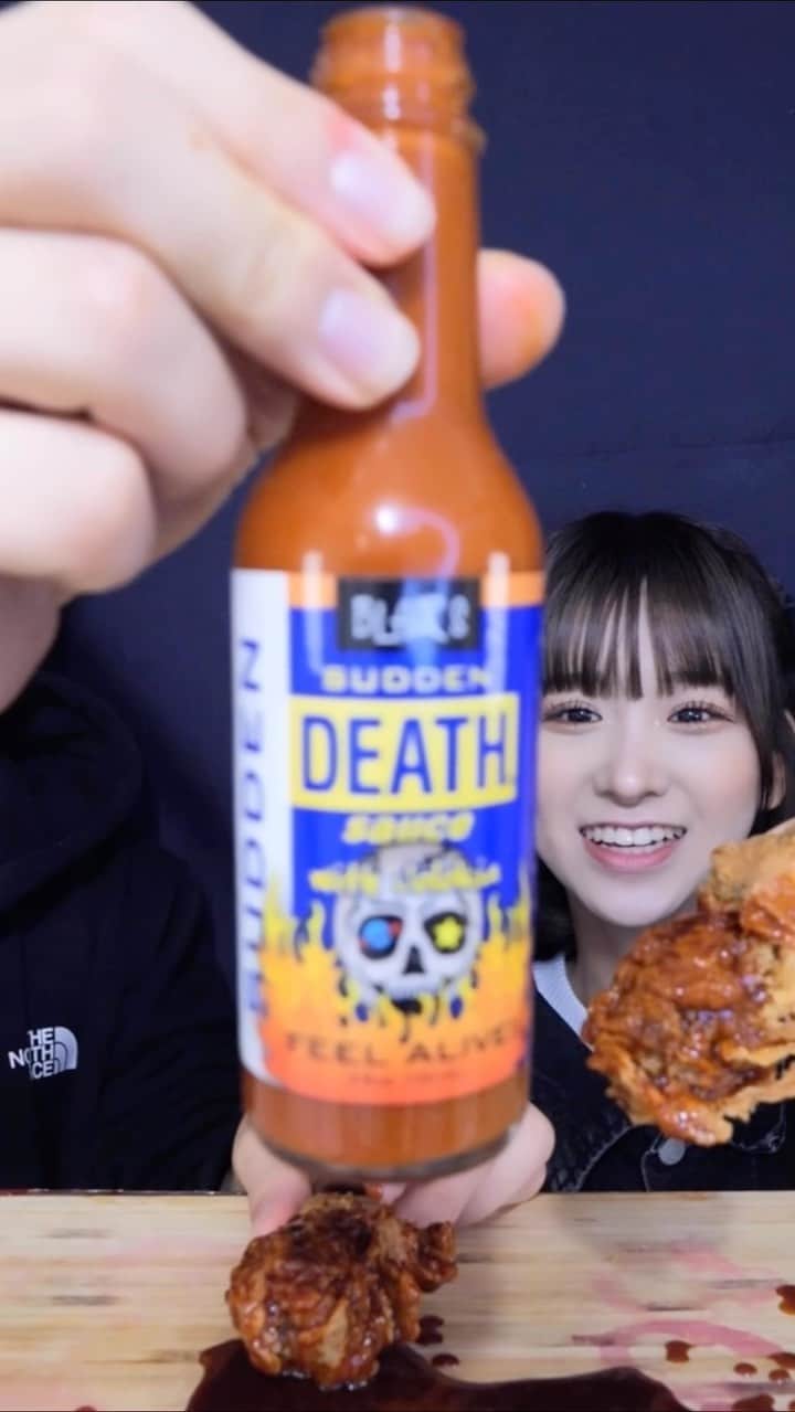 のインスタグラム：「現役アイドルに激辛チキン食べさせてみた🍗  @kaneko_miyu0813」