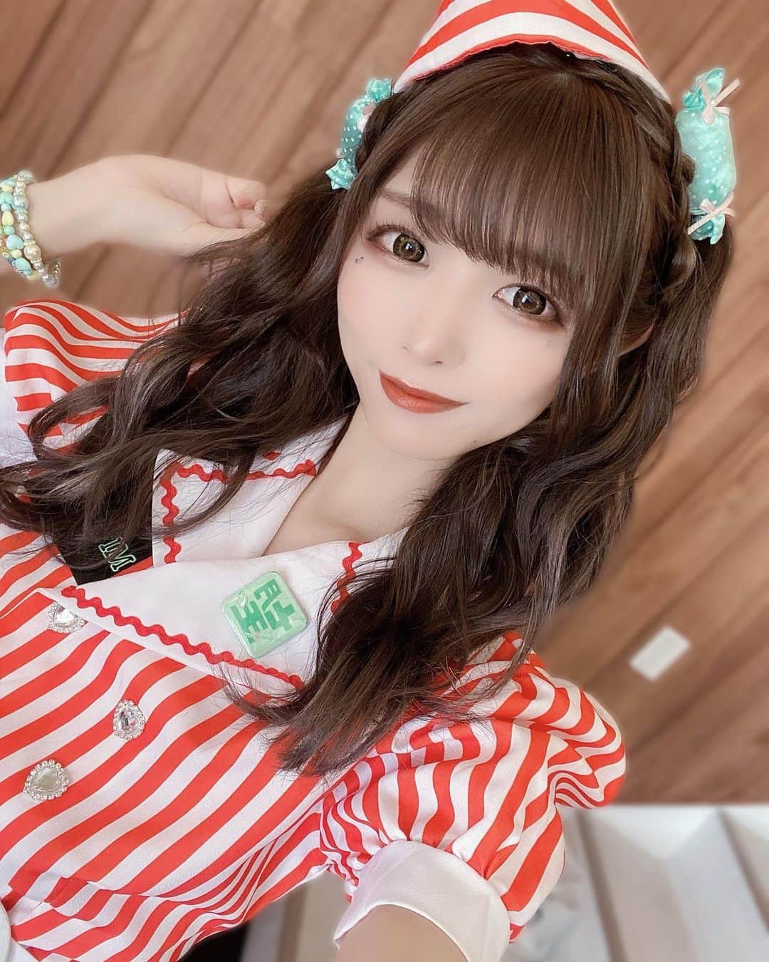 のインスタグラム：「最近の美容報告♡❶ . . MV撮影前日に #LANDS に駆け込んで カラーとトリートメント してもらいました🎀 . カラーはムラサキ多めに 入れてもらった💜透明感！ . . シールエクステでハイライトも6本🌟 . . おかげで超いい感じに MV撮れました( ᐪ꒳ᐪ )♡ . 担当:まさみーやん @masami_lands  . . ちなみにMV当日のヘアセットは KOTOMIさん♡ @1129kotomi  おバイブスの頃からお世話になってるよ🫶 . . #望月みゆ  #みゆちぃ　#miyuchy #バンもん　#banmon #japanesegirl  #japaneseidol #ヘアカラー #セミロング」