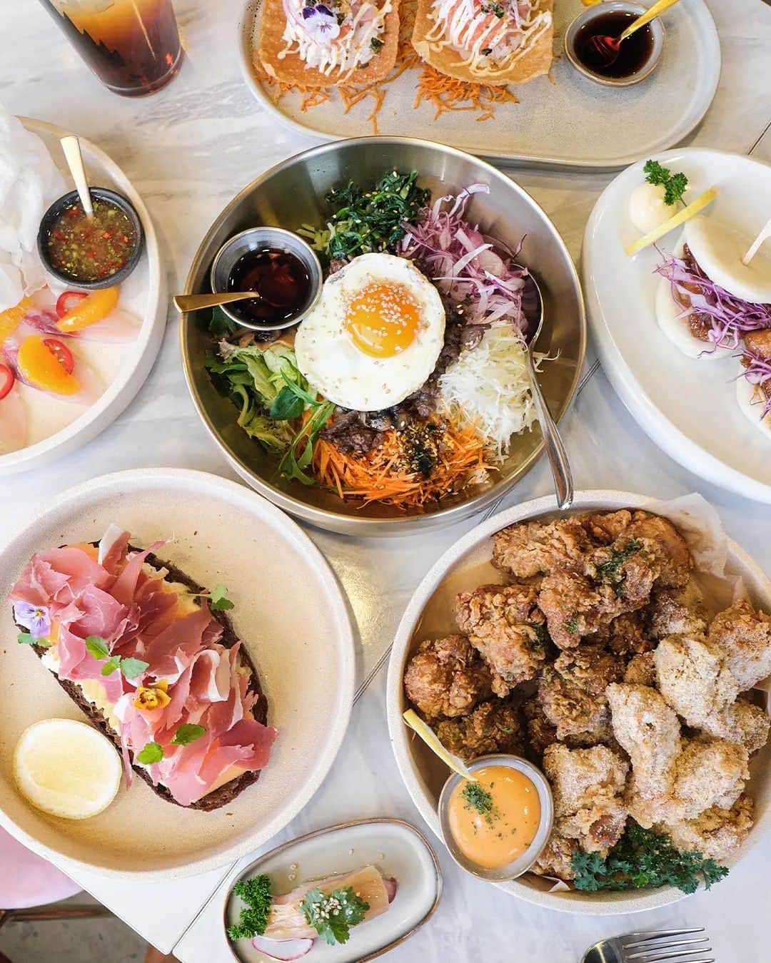 Erinaのインスタグラム：「Have you tried any cafes in Gordon?? I was so surprised that it has changed a lot and there were some decent cafes 🥰🥰  I visited the @missingspoon_sydney , and they serve the great Korean and Japanese brunch🇰🇷x🇯🇵  -Deluxe Nigiri Palette 🍣  -Bulgogi Bibim Bowl -Korean fried chicken 🍗  -Salmon taco🌮  -Teriyaki chicken bao -Kingfish carpacio 🍊 -Honey Prosciutto Melon Open Toast🍈🥖」