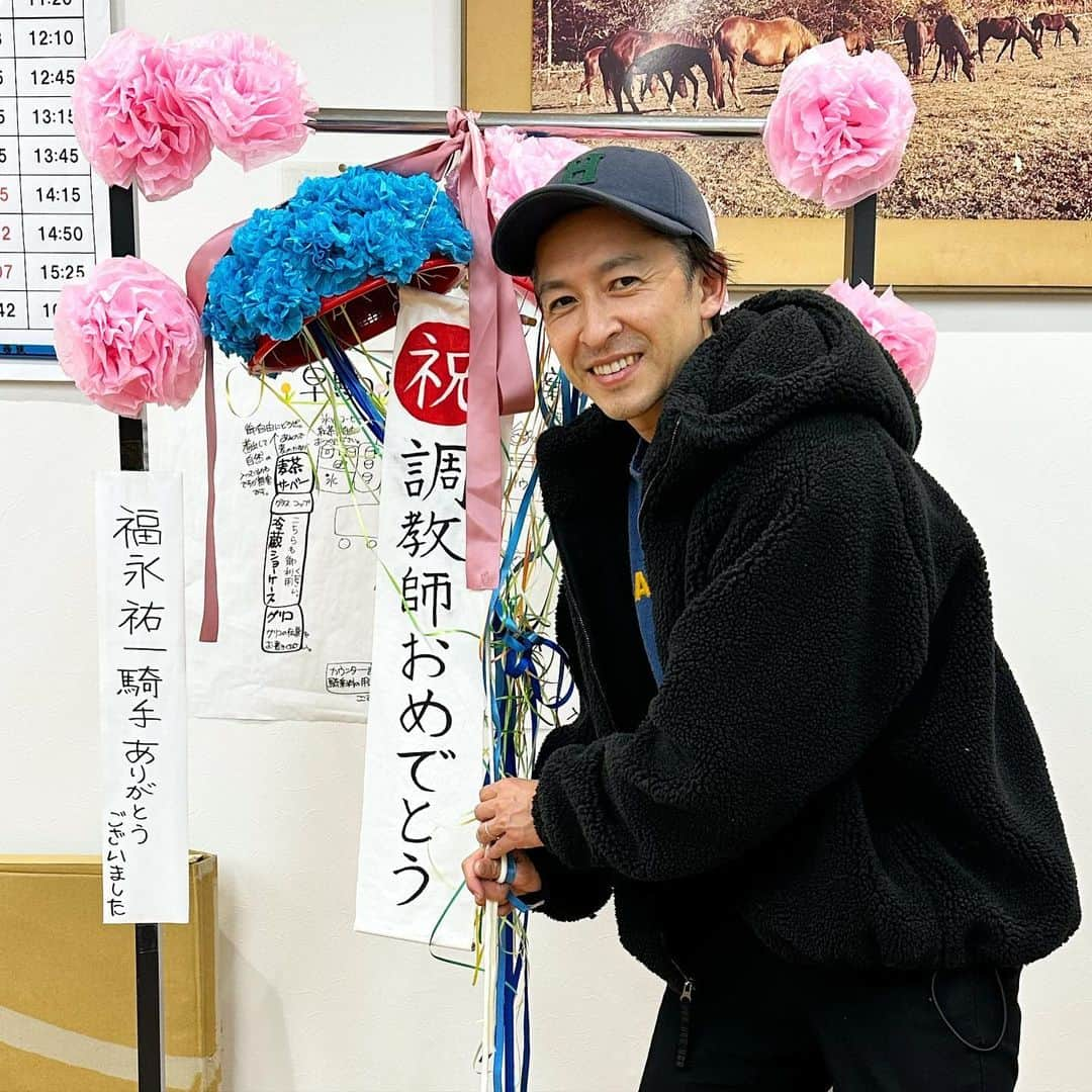 福永祐一のインスタグラム：「小倉競馬場で働いてくれている食堂のお姉さま達がお祝いで作ってくれました。 みんな気のいい人たちで、19の時から一緒の人たちもいて、そんなみんなの気持ちが嬉しくて…温かい気持ちにさせてもらいました。本当にありがとう😭  今後の騎乗予定です。 9日　佐賀競馬場 11日　阪神競馬場 12日　東京競馬場 18日　阪神競馬場 19日　東京競馬場(フェブラリーS) 25日　サウジアラビア 3月4日　引退式　阪神競馬場  応援しに来ていただけたら嬉しいです☺️ 引退式の詳細は後日またお知らせします。  #福永祐一　#yuichifukunaga  #小倉競馬場」