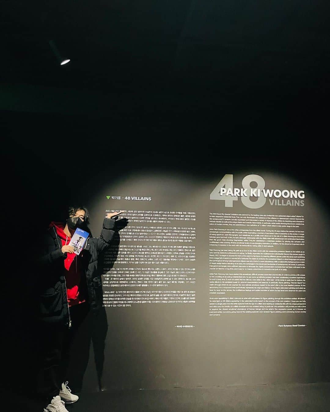 ユン・ジョンフンのインスタグラム：「⠀ 기웅이 너무 멋지다. ⠀ #48villains #박기웅 #전시회」