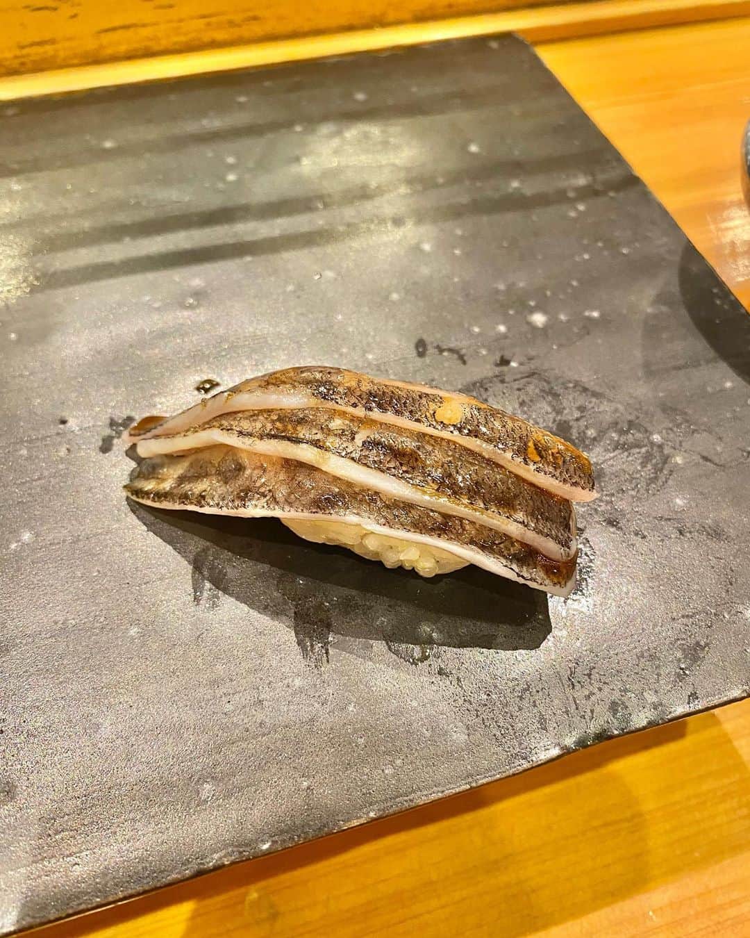 遠藤彩香のインスタグラム：「これ、メヒカリの握り。  メヒカリの天麩羅大好きなんだけど まさかお寿司で出てくるなんて  全部美味しかったんだけど、 かなりの衝撃！！  🍓の甘さとデカさにも衝撃w  #🍣#お寿司」