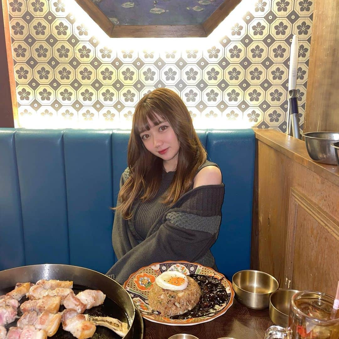 小澤しぇいんのインスタグラム：「カフェみたいな韓国料理屋🇰🇷  新大久保のブルバムっていうお店です。 店内レトロチックでとても可愛かった♡  #新大久保#新大久保グルメ#韓国料理#レトロ」