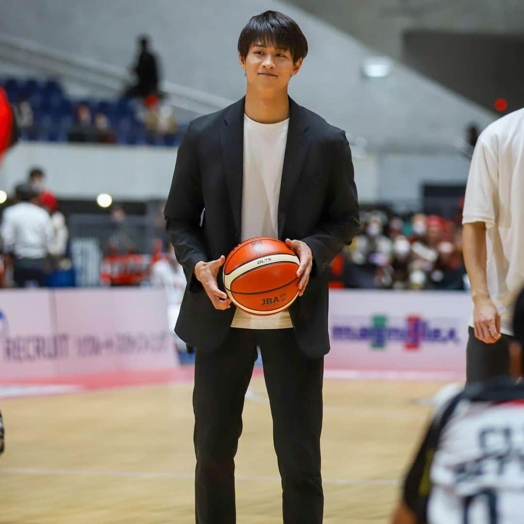 中道理央也のインスタグラム：「大好きなメンバーと楽しい1日🏀  チェキ会や抽選会であんな行列ができるとは思ってなかったので、とてもびっくりしました！  一人一人とお話できる時間は短かったですが、長蛇の列を並んで下さり本当にありがとうございます。  また、こんな機会を下さった @alvark_tokyo さんありがとうございます！  スポーツが大好きなので、これからも色んなスポーツイベントに参加したいです🙆‍♂️  #basketball #バスケ #bリーグ #アルバルク東京 #バチェロレッテ」