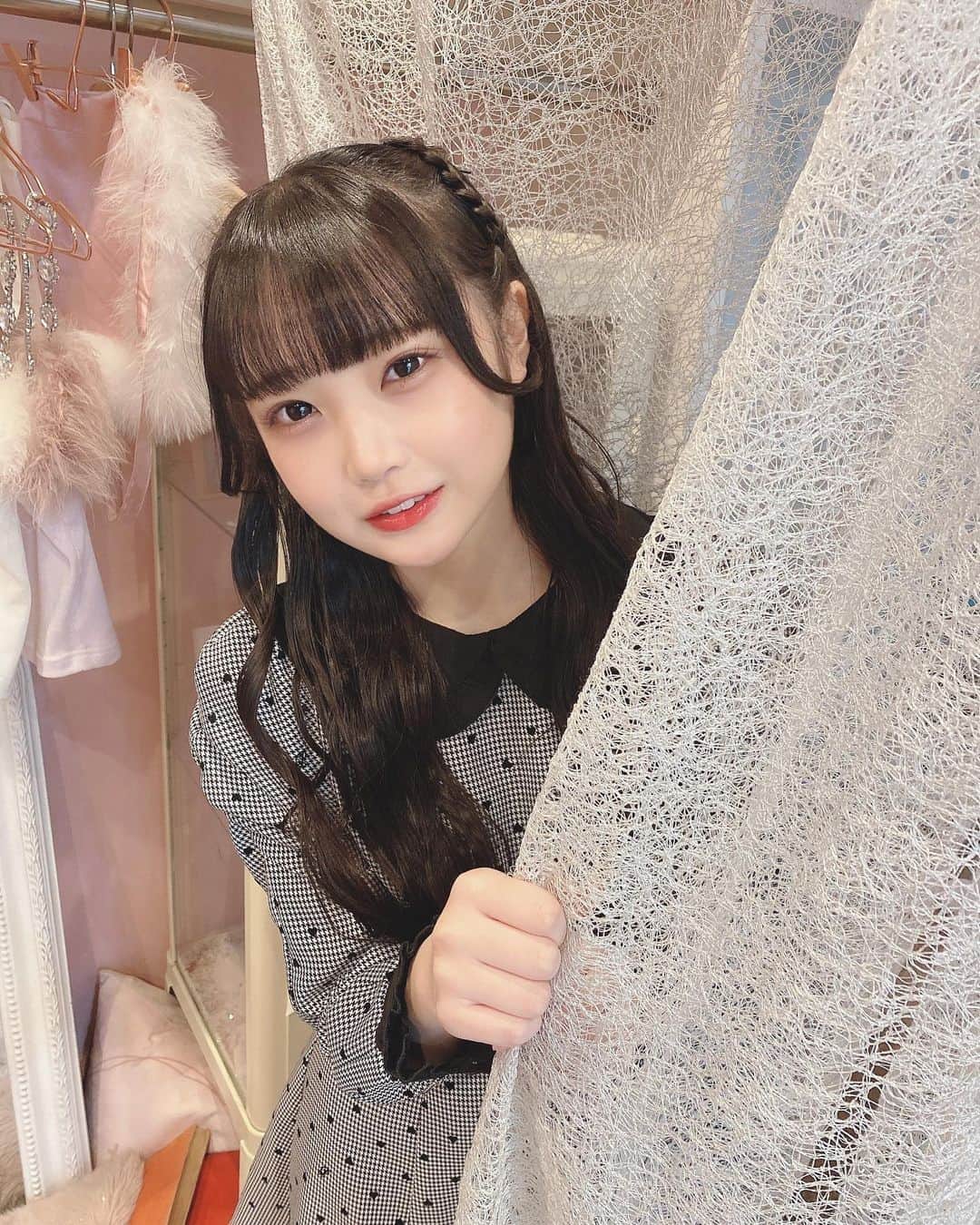 佐藤美波のインスタグラム：「|･ω･*)♡  髪の毛をかわいくしてもらっちゃいました🤍🎀𓈒𓏸︎︎︎︎  写真もめちゃ盛れで可愛く撮ってもらえて幸せはぴるん太郎さんです(T_T)👍🏻♡♡♡♡ ほんとにうれしい(T_T)🫶🏻  #ハーフツインアレンジ  #ヘアアレンジ  #ウェーブ巻き」