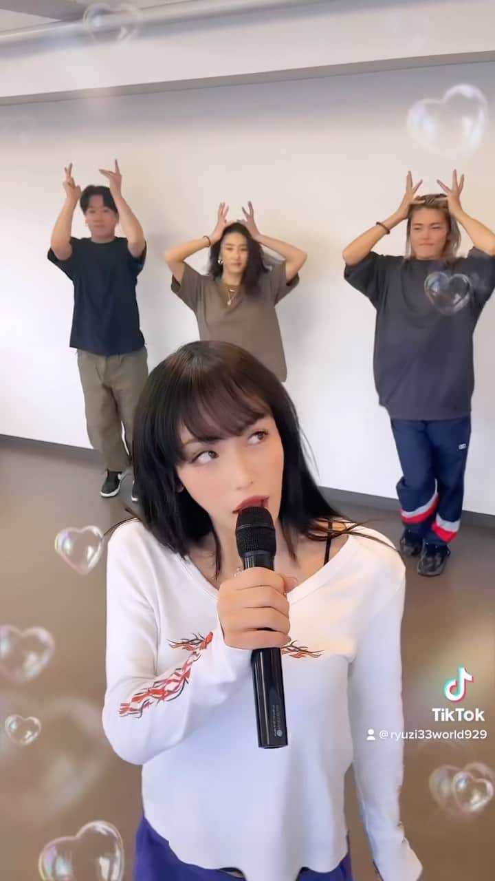 りゅうちぇるのインスタグラム：「〜ryuchellの ❤️T愛me Ma心n❤️ Live Tour 2023〜  NEW ALBUMを引っ提げたライブツアー開催決定❣️ 全国周ります 🌟🏃‍♀️🎀💨🍓 ))))  皆さまと会える事を心から楽しみにしています❤︎❤︎  ☆チケットご購入はストーリーのハイライトから☆」