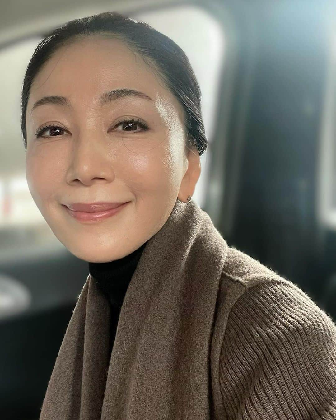 坂村かおるのインスタグラム：「今日も、暖かいですね☺️ ・ 私の年代になると、ナチュラルな美しさを保つのに大変です💦 ・ 若い時は、本当に何もしないでナチュラルでいられたのに😠 ・ この年代は、手をかけてあげないとナチュラルビューティーが維持できない💦でも行き過ぎると「イタイ‼️」と思われがちです！ ・ だから、私は良いと言う物は色々試してます、失敗は沢山ありますが💦若い人や年上のお友達の考え方や情報なども取り入れ、素敵に年を重ねたい‥ ・ でも、最近はパンツスタイルに逃げがち😓 ・ スカートが似合う60代を目指して☺️😆😄 ・ ・  いつも「いいね！」を頂きありがとうございます。 皆さんのコメントに元気を貰っています😊  #クィーンオブ美魔女 #team美魔女 #美ST #坂村かおる #トータルビューティーアドバイザー #美しく老いる #バランス #美容 #コスメ #ファッション #今日のコーデ #トータルバランス #お洒落な人と繋がりたい #コスメ好きな人と繋がりたい #美意識高い人と繋がりたい #美魔女 #美魔女が変わる #アップデートしてる人と繋がりたい #自分らしくアップデート」