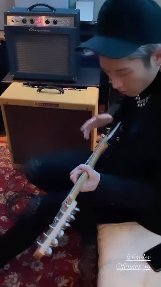 雅-MIYAVI-のインスタグラム：「Studio day 🎸  #練習中  @fender  @fender_jp」